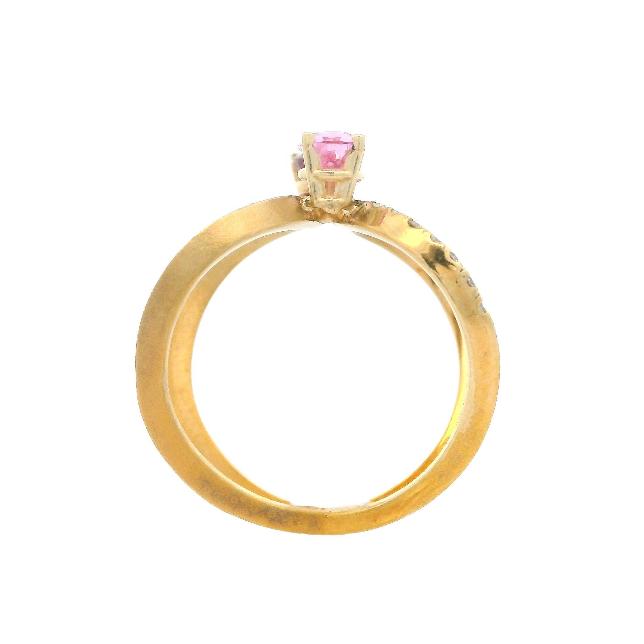 Anillo de oro amarillo de 14 quilates de 1,25 quilates de zafiro rubí y diamante de doble acabado con abertura ancha Corte pera en venta