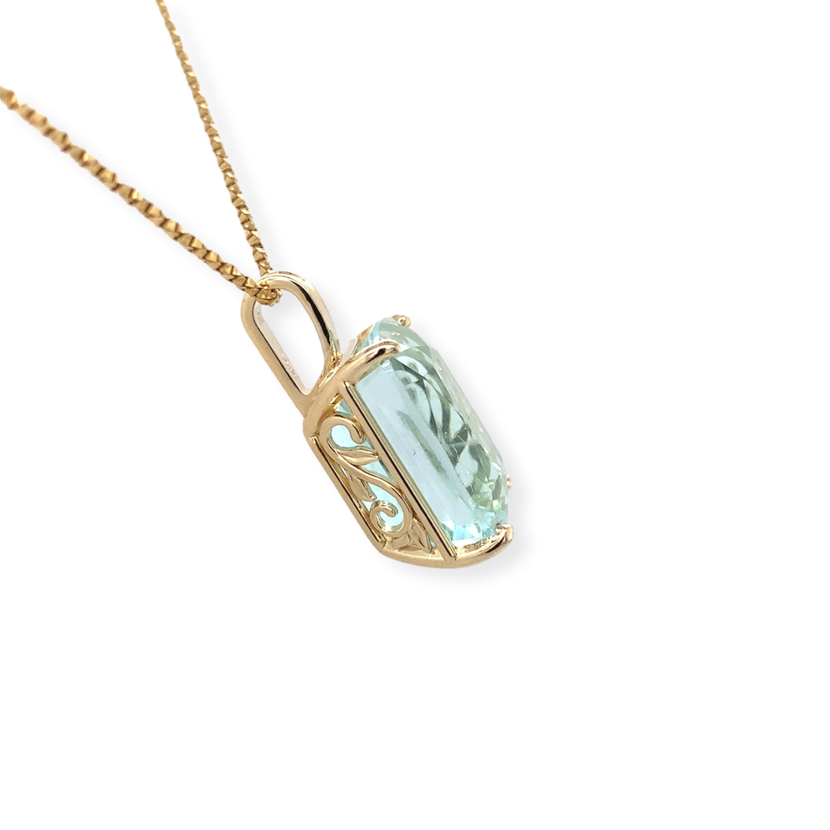 Pendentif en or jaune 14K avec aigue-marine véritable extraite de la terre. L'aigue-marine antique de taille coussin pèse 12,82 carats et mesure environ 16,5 mm x 12 mm. L'aigue-marine a  couleur bleu ciel clair. Le pendentif mesure 7/8