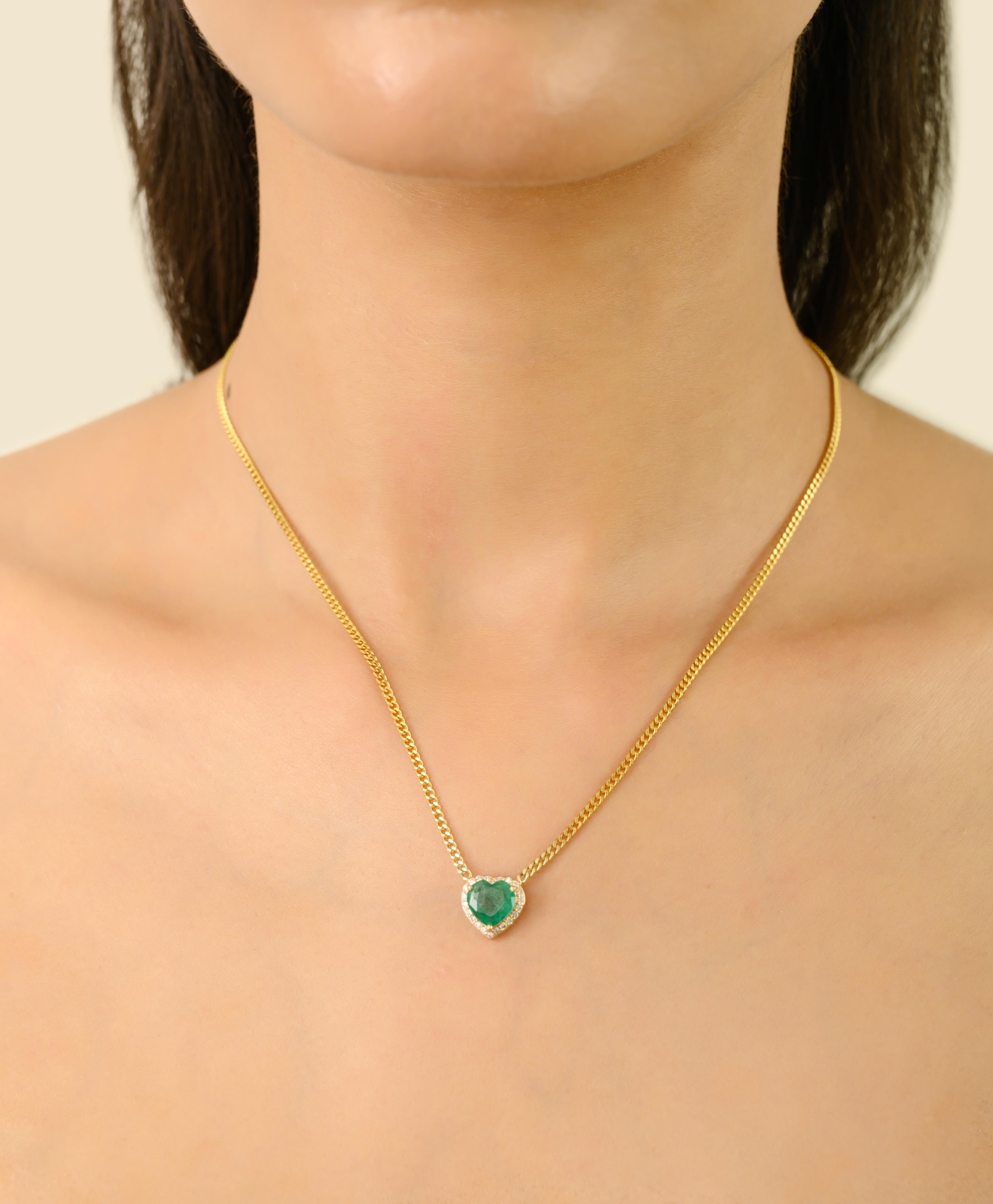 Collana con smeraldo naturale e diamante in oro giallo 14K da 1,29 carati a forma di cuore in vendita 2