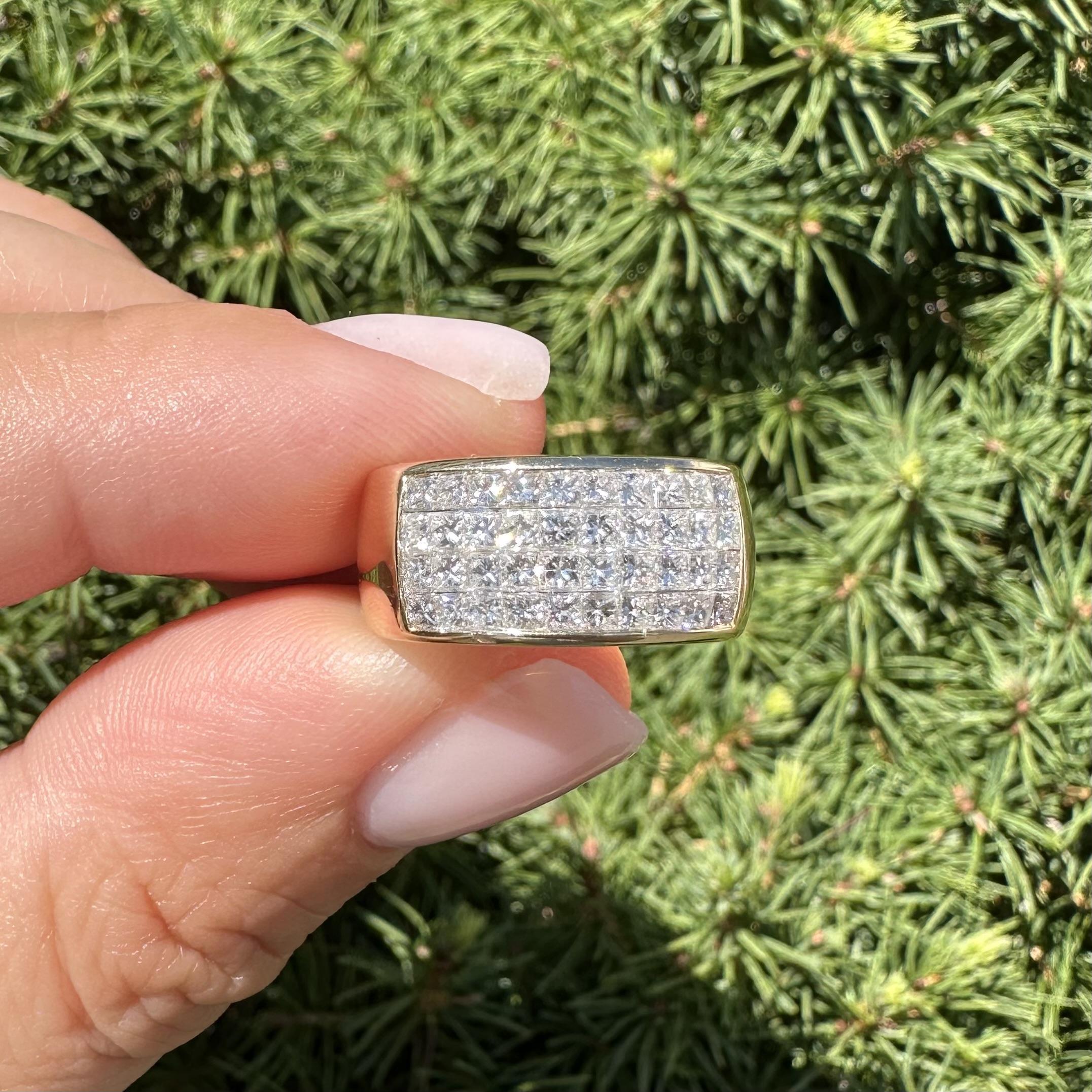 Anello a fascia larga con diamanti incastonati invisibili in oro giallo 14k 1,2ctw F VS Princess Cut In condizioni ottime in vendita a Montclair, NJ