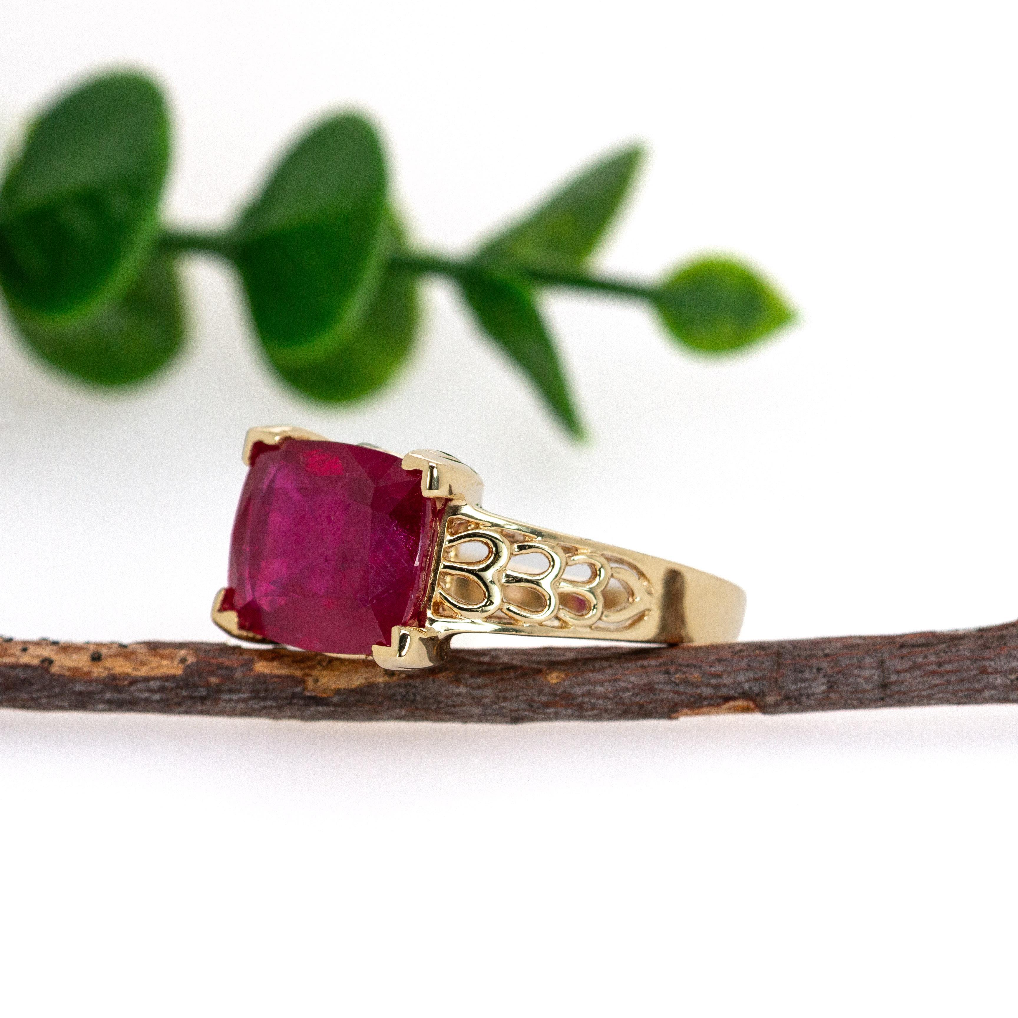14K Gelbgold 12x10mm, 7.2cts Madagaskar Rubin Solitär Ring (Kissenschliff) im Angebot