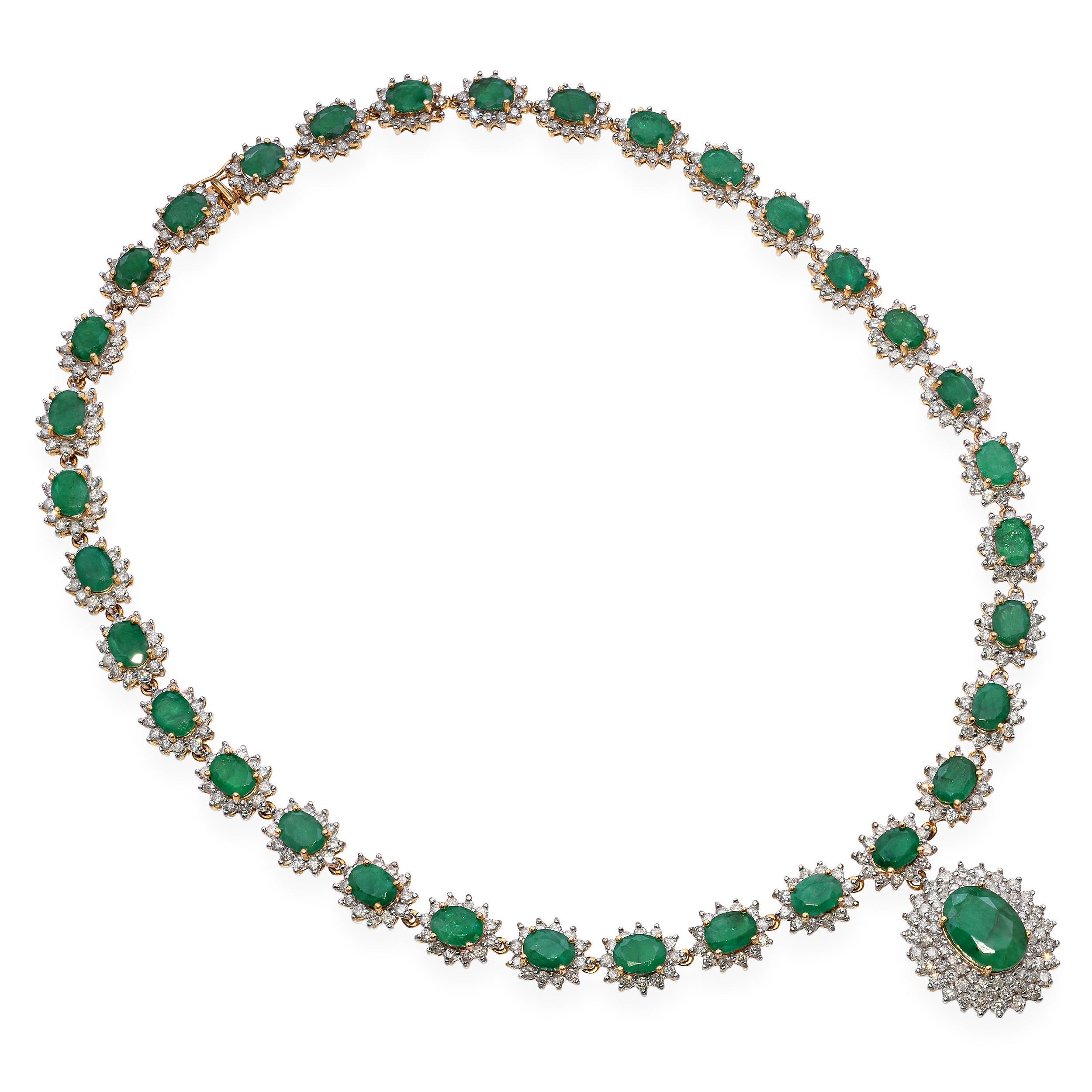 Collana vintage in oro giallo 14k con 13,23tcw H I1 di diamanti e 42,01ct di smeraldi, progettata con un elegante motivo ripetuto in cui ogni maglia presenta uno smeraldo dalle tonalità intense incorniciato da un'aureola di diamanti scintillanti.