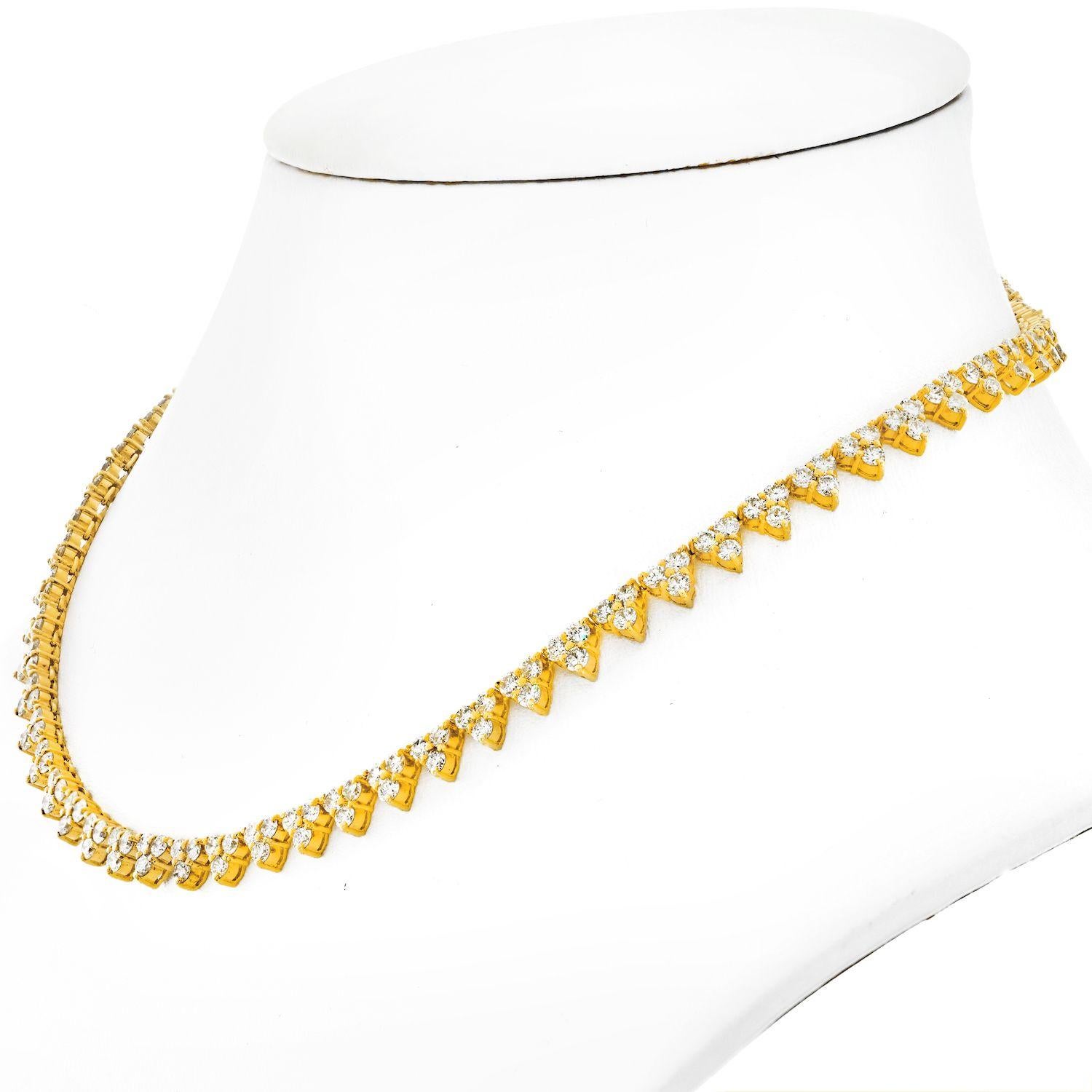 Moderne Collier tennis à trois diamants en or jaune 14 carats de 13,50 carats poids total en vente