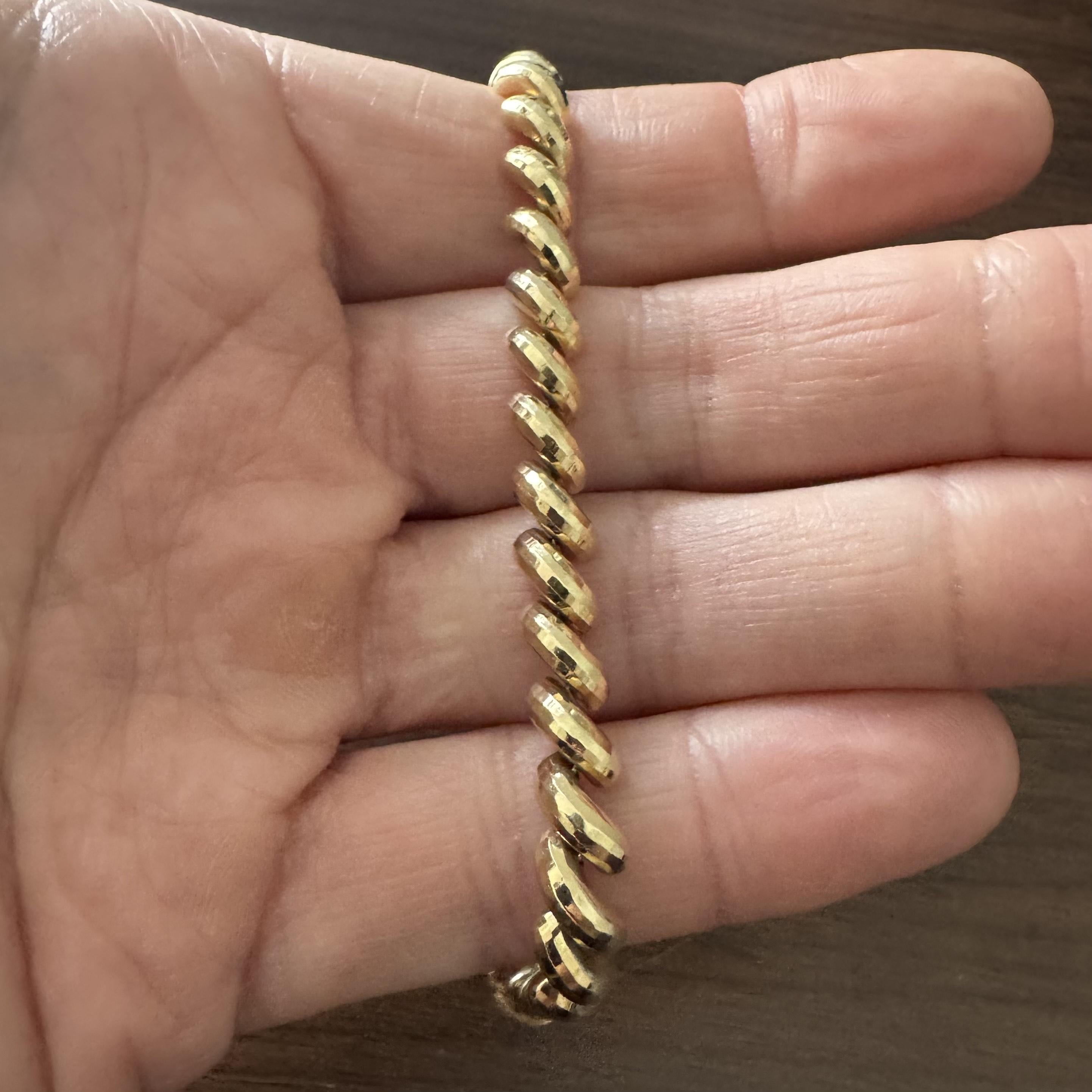 Condit:  Eccellenti condizioni, pulite e lucidate professionalmente
Metallo: Oro 14k (marcato e testato professionalmente)
Peso: 13g
Lunghezza: 7,25 pollici
Larghezza: 7 mm
Chiusura: inserto a linguetta della scatola con chiusura di