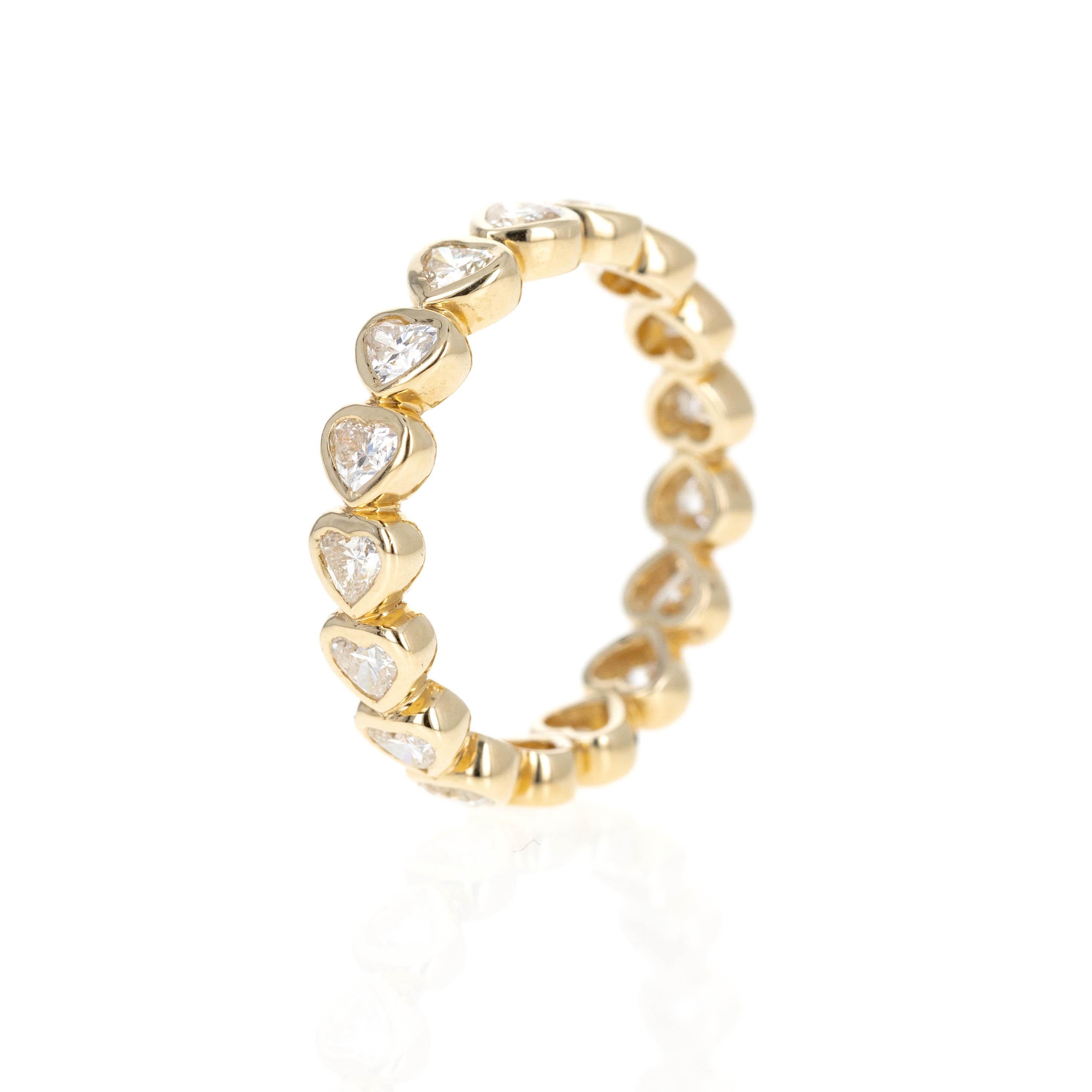 Taille cœur Anneau d'éternité en or jaune 14 carats avec diamants en forme de cœur de 1,40 carat en vente