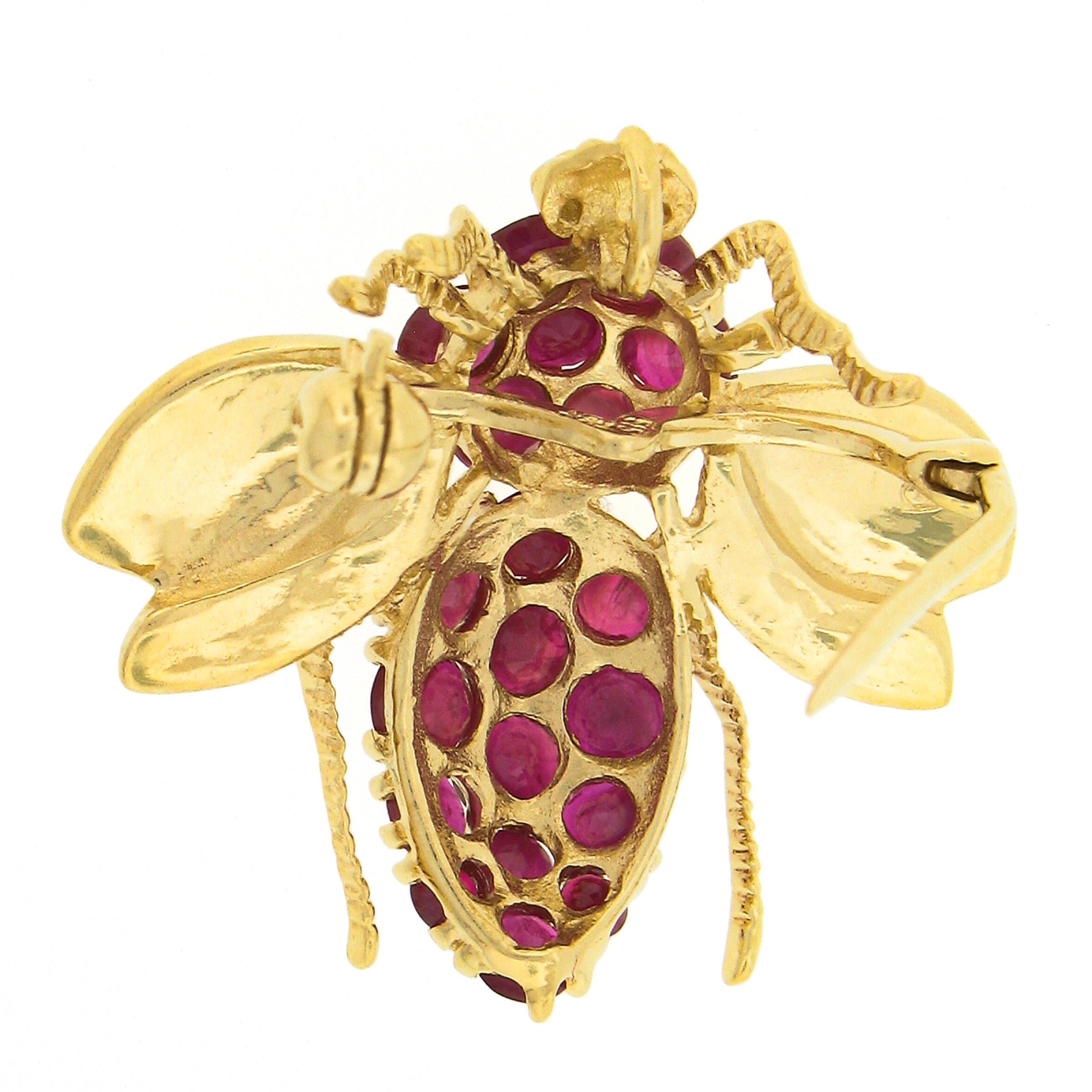 Round Cut 14K Yellow Gold 1.40ctw Round Ruby Detailed Textured Fly Bee Insect Pin Brooch For Sale