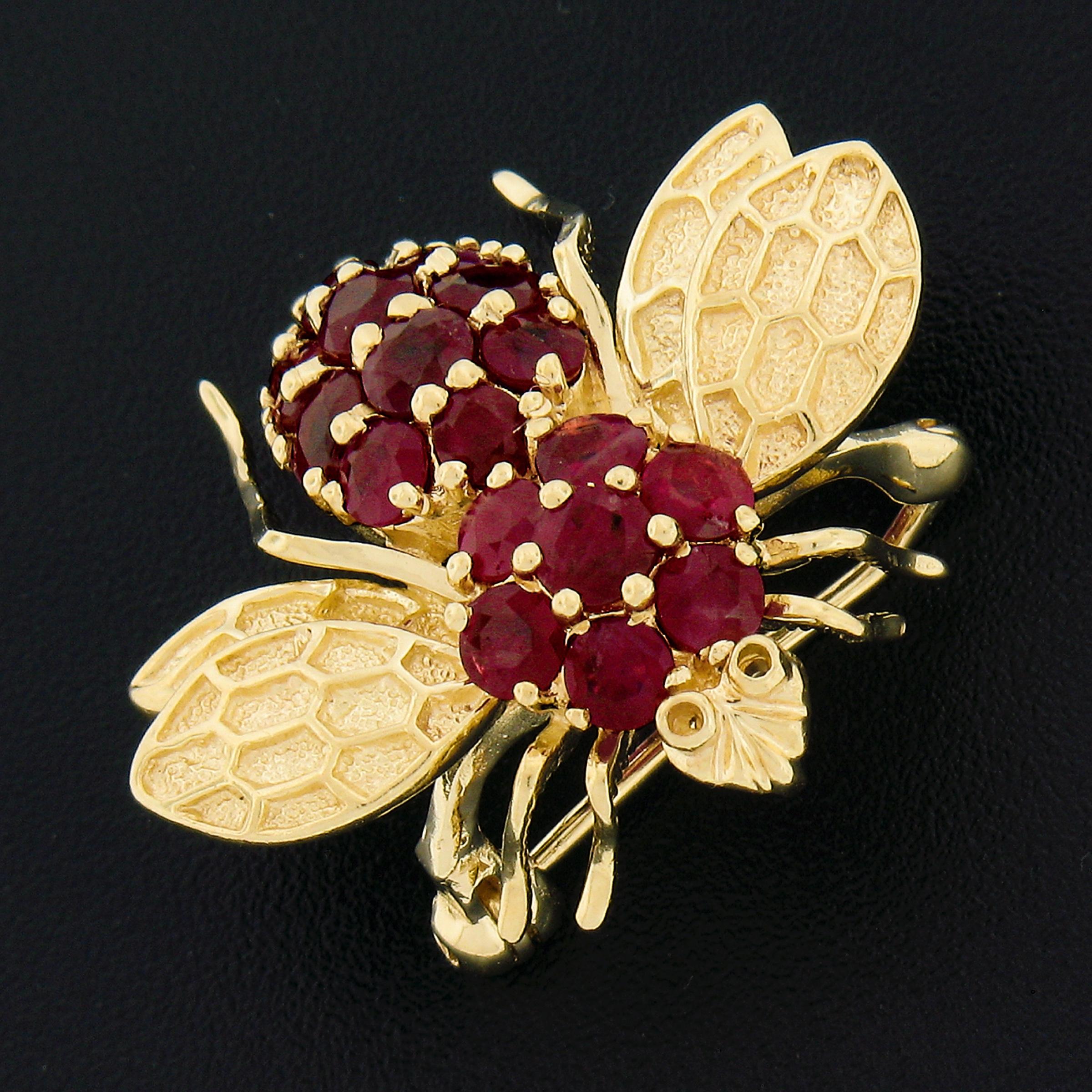 14K Yellow Gold 1.40ctw Round Ruby Detailed Textured Fly Bee Insect Pin Brooch In Excellent Condition For Sale In Montclair, NJ