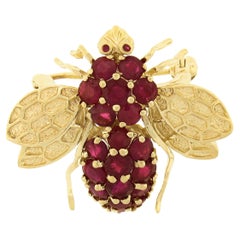 Broche en or jaune 14 carats avec rubis rond texturé incrusté d'une tige d'abeille, 1,40 carat poids total