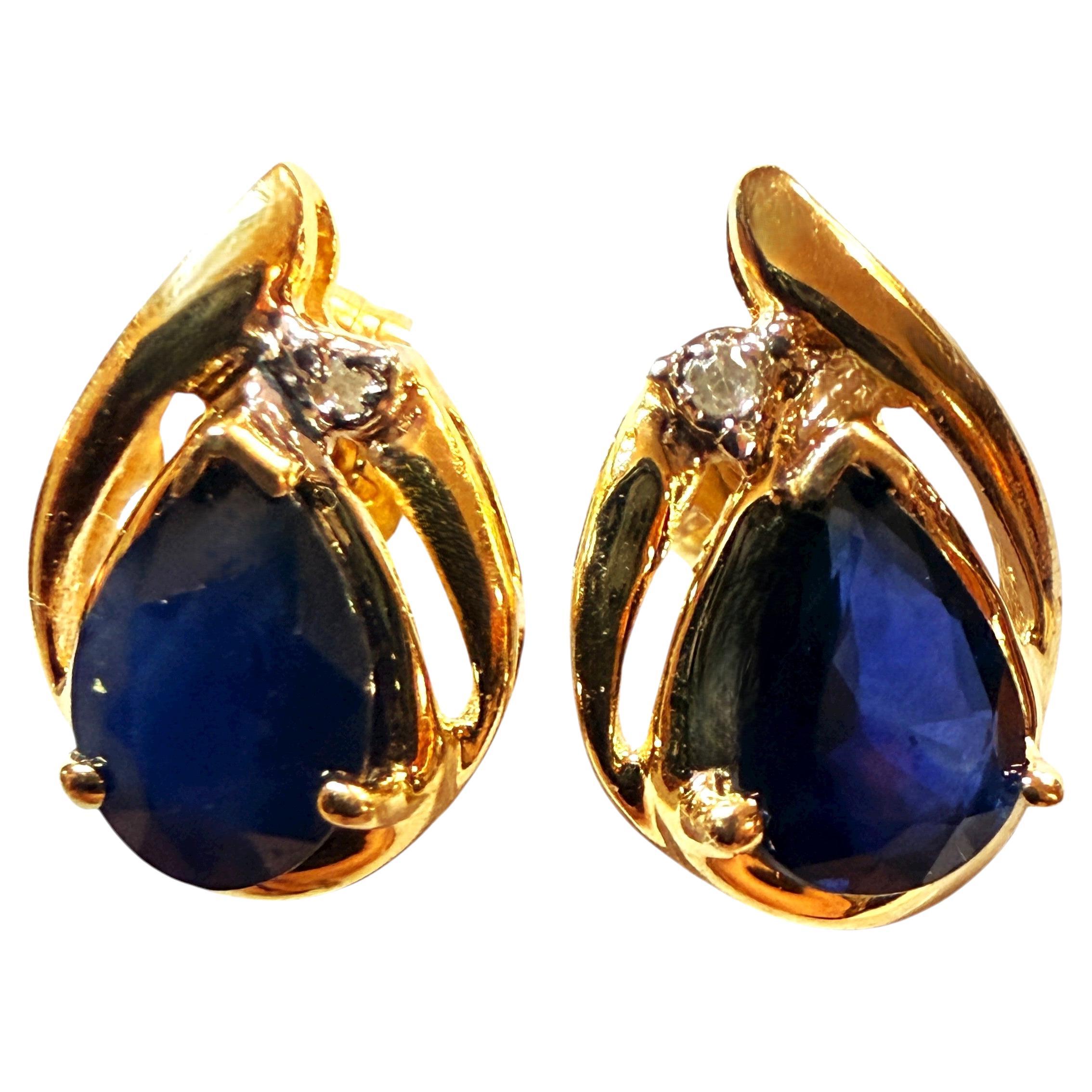 Boucles d
oreilles en or jaune 14k 1.42 carat saphir bleu et diamant taille brillant en vente