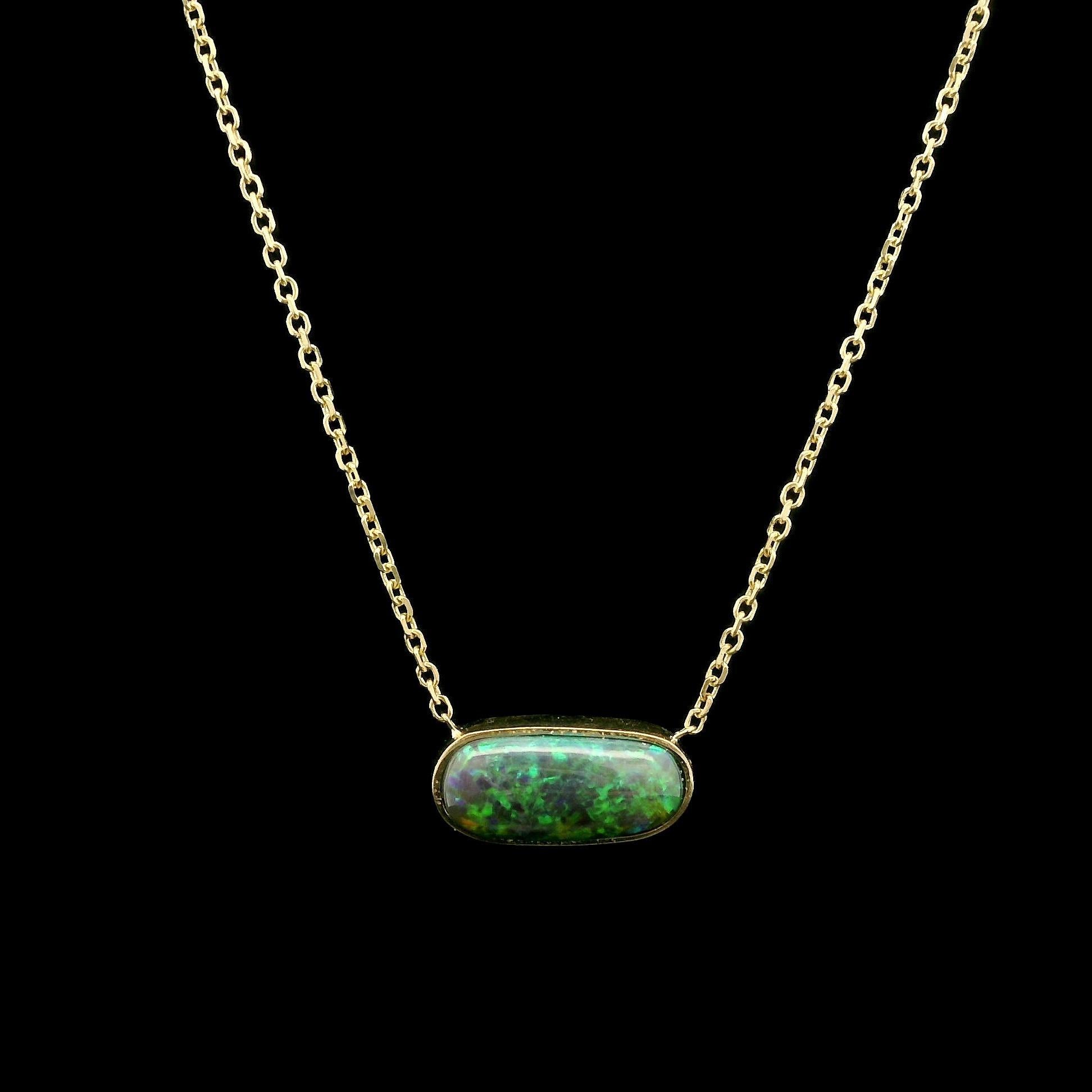 --Pierre(s) :...
(1) Opale véritable naturelle - Cabochon ovale allongé - serti - Base noire avec jeu de couleurs - 10.3x4.4mm - 1.42ct (exact)

MATERIAL : Or jaune 14K massif
Poids : 1.97 grammes
Largeur du pendentif : 11,4 mm (environ