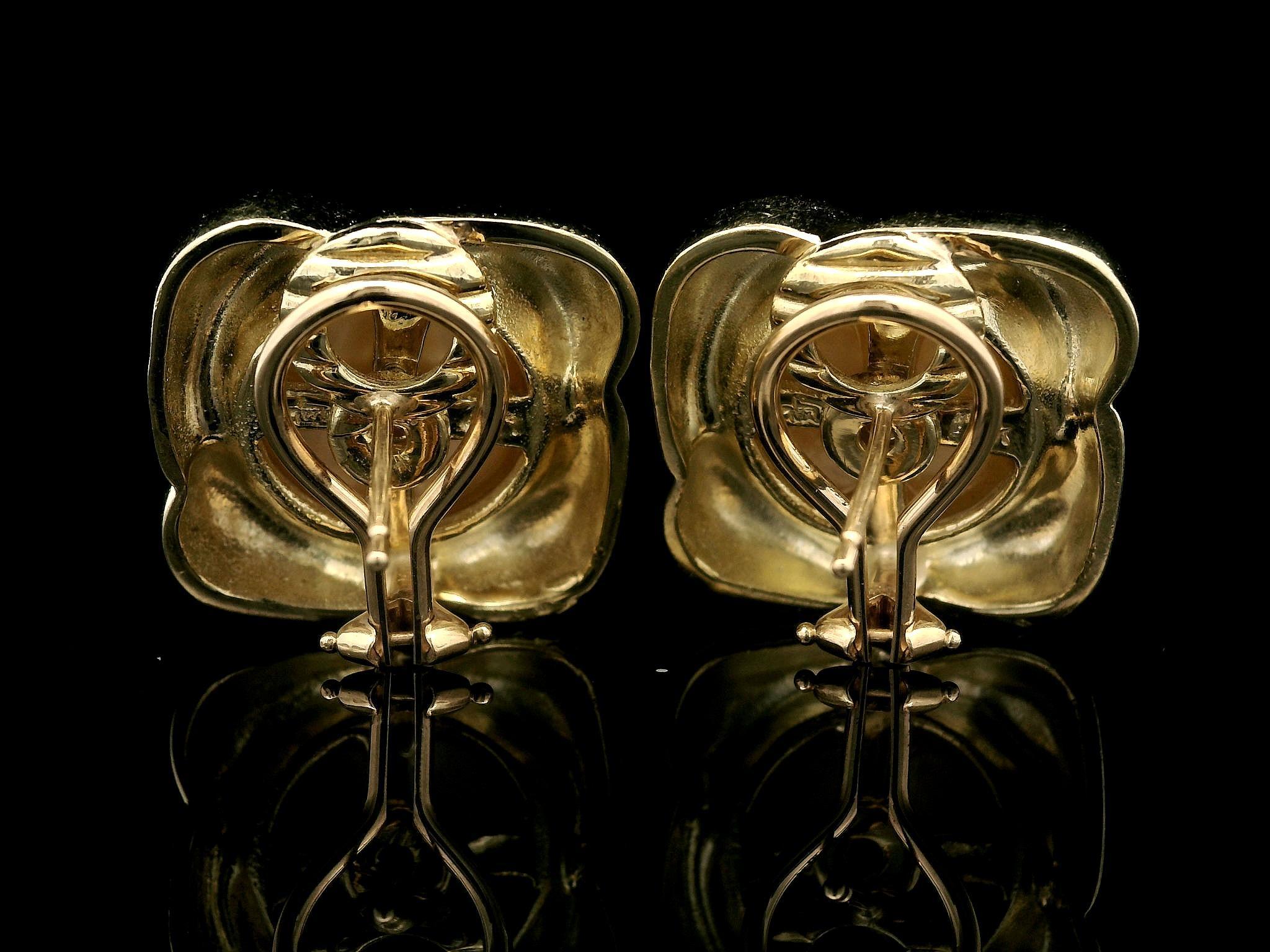 Taglio rotondo Orecchini a bottone con cornice infinita in oro giallo 14k con perle Mabe da 14,2 mm e lucidate in vendita