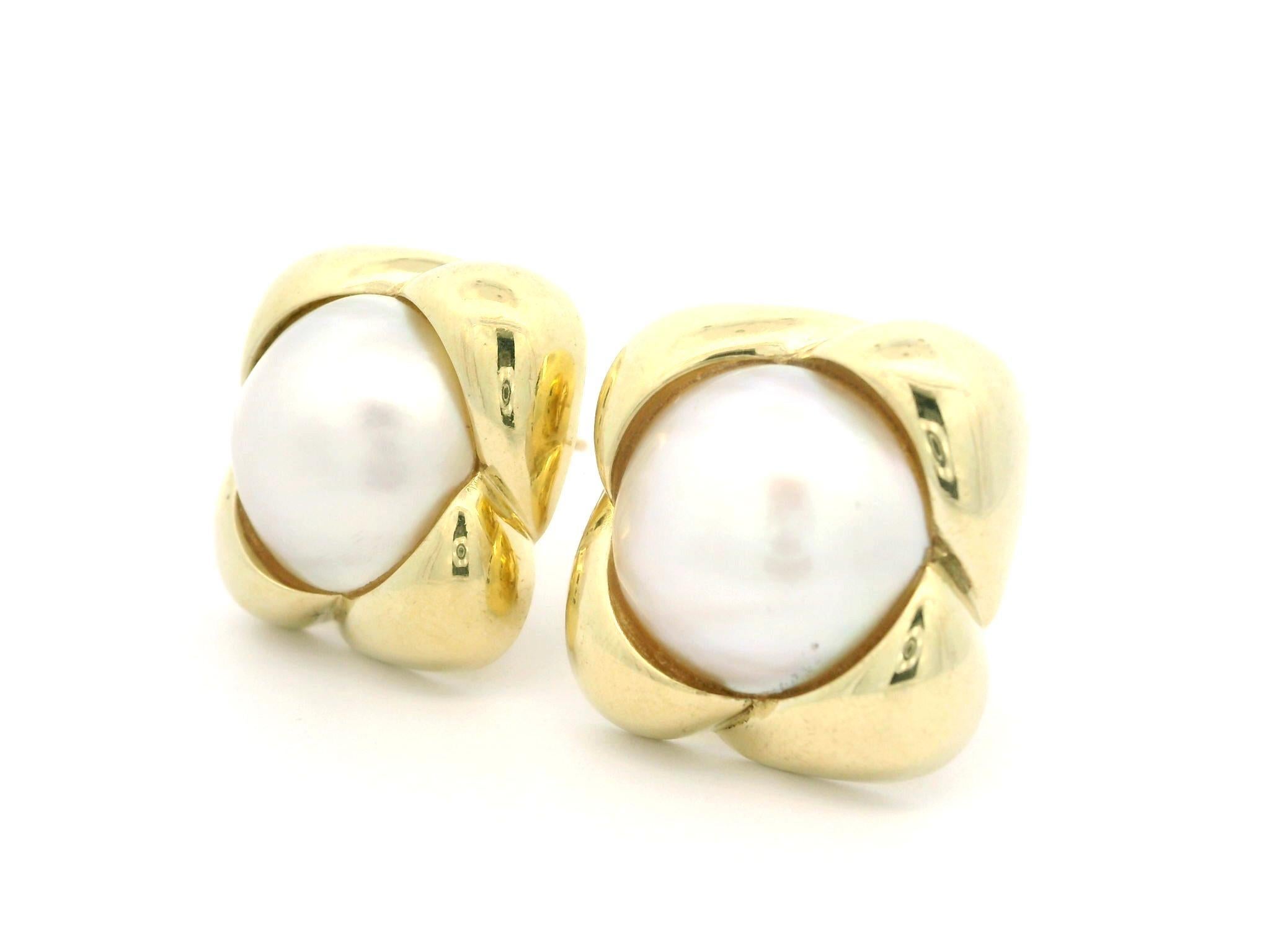 Orecchini a bottone con cornice infinita in oro giallo 14k con perle Mabe da 14,2 mm e lucidate In condizioni ottime in vendita a Montclair, NJ