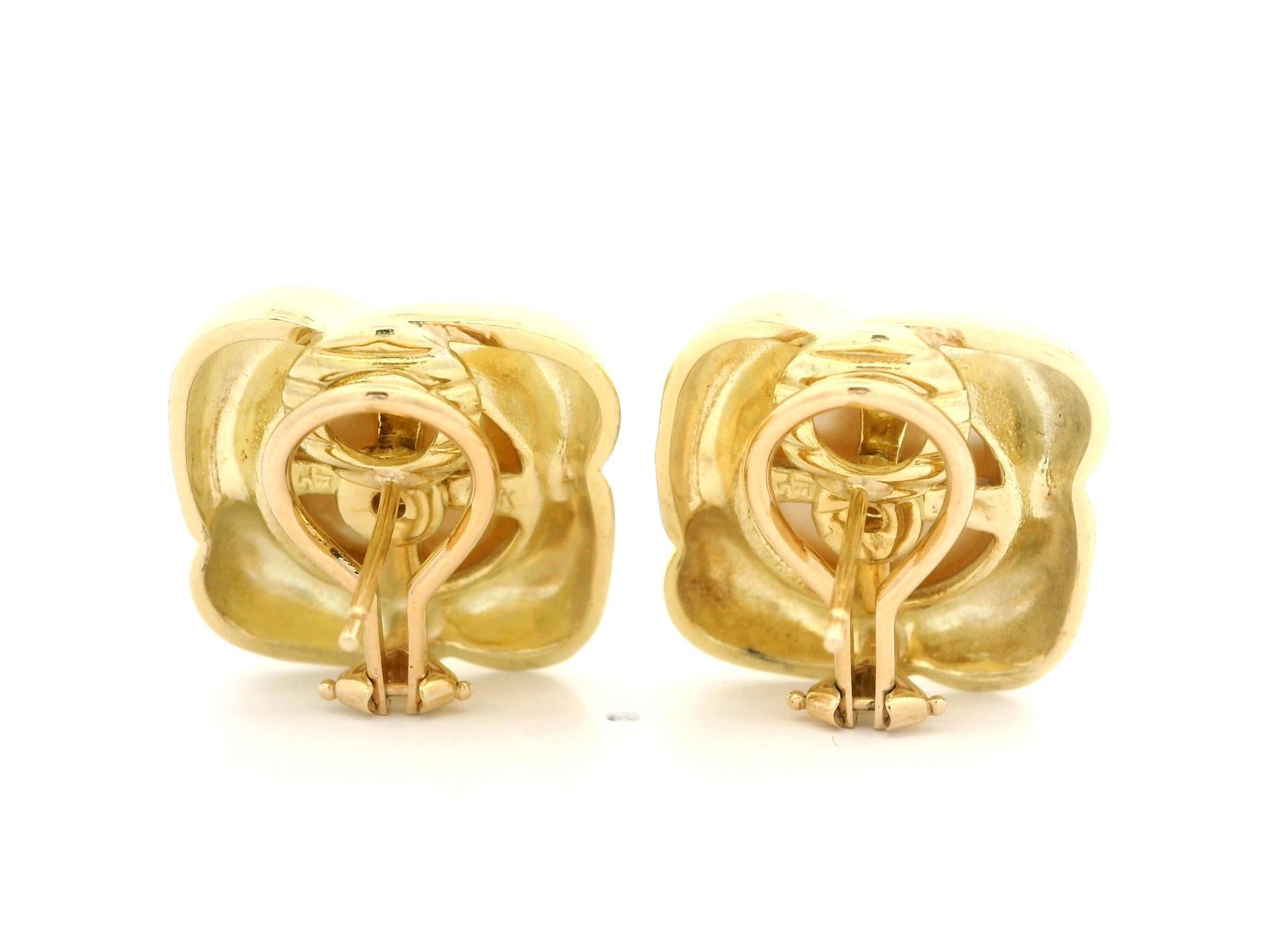 Donna Orecchini a bottone con cornice infinita in oro giallo 14k con perle Mabe da 14,2 mm e lucidate in vendita