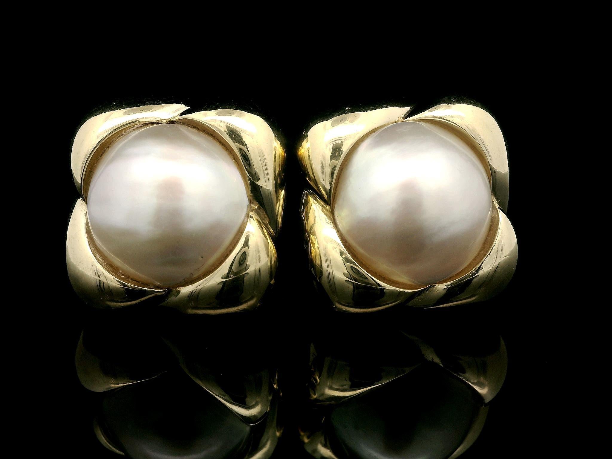 Orecchini a bottone con cornice infinita in oro giallo 14k con perle Mabe da 14,2 mm e lucidate in vendita 1