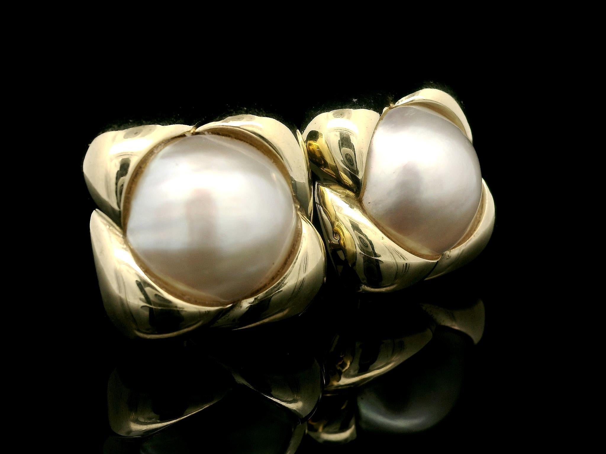 Orecchini a bottone con cornice infinita in oro giallo 14k con perle Mabe da 14,2 mm e lucidate in vendita 2