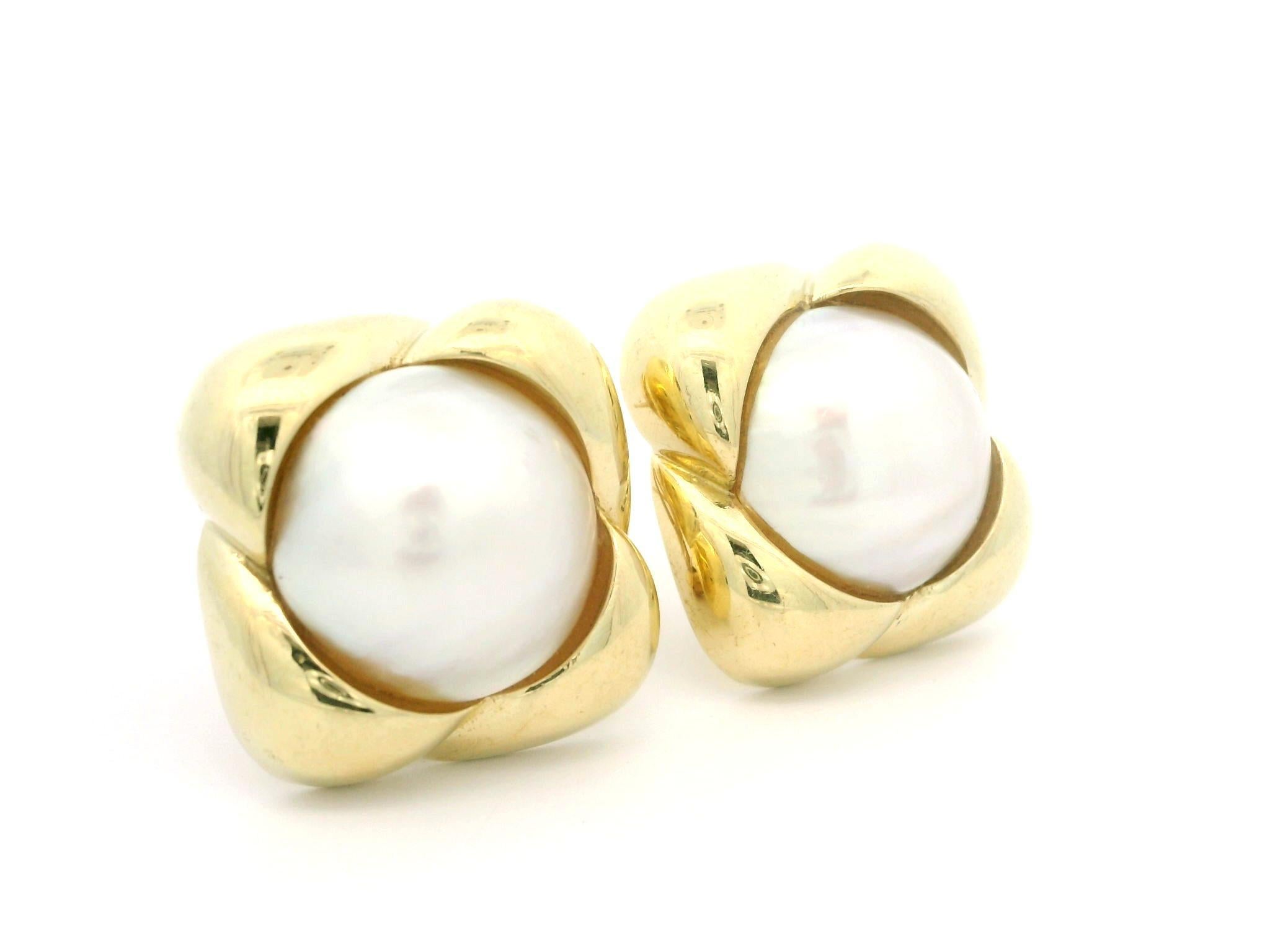 Orecchini a bottone con cornice infinita in oro giallo 14k con perle Mabe da 14,2 mm e lucidate in vendita 3