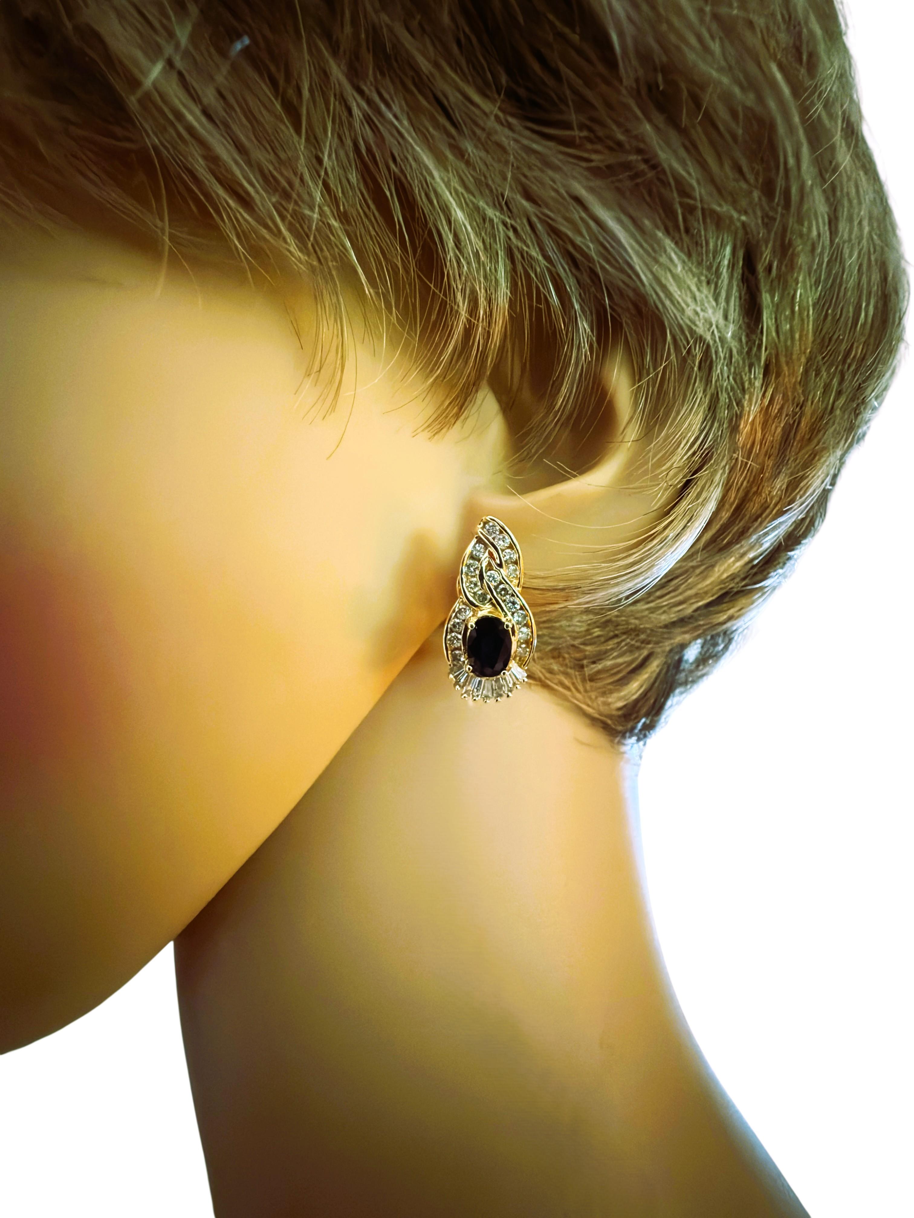 Art déco Boucles d'oreilles Omega en or jaune 14K avec saphir de 1,44 carat et diamant de 1,08 carat en vente
