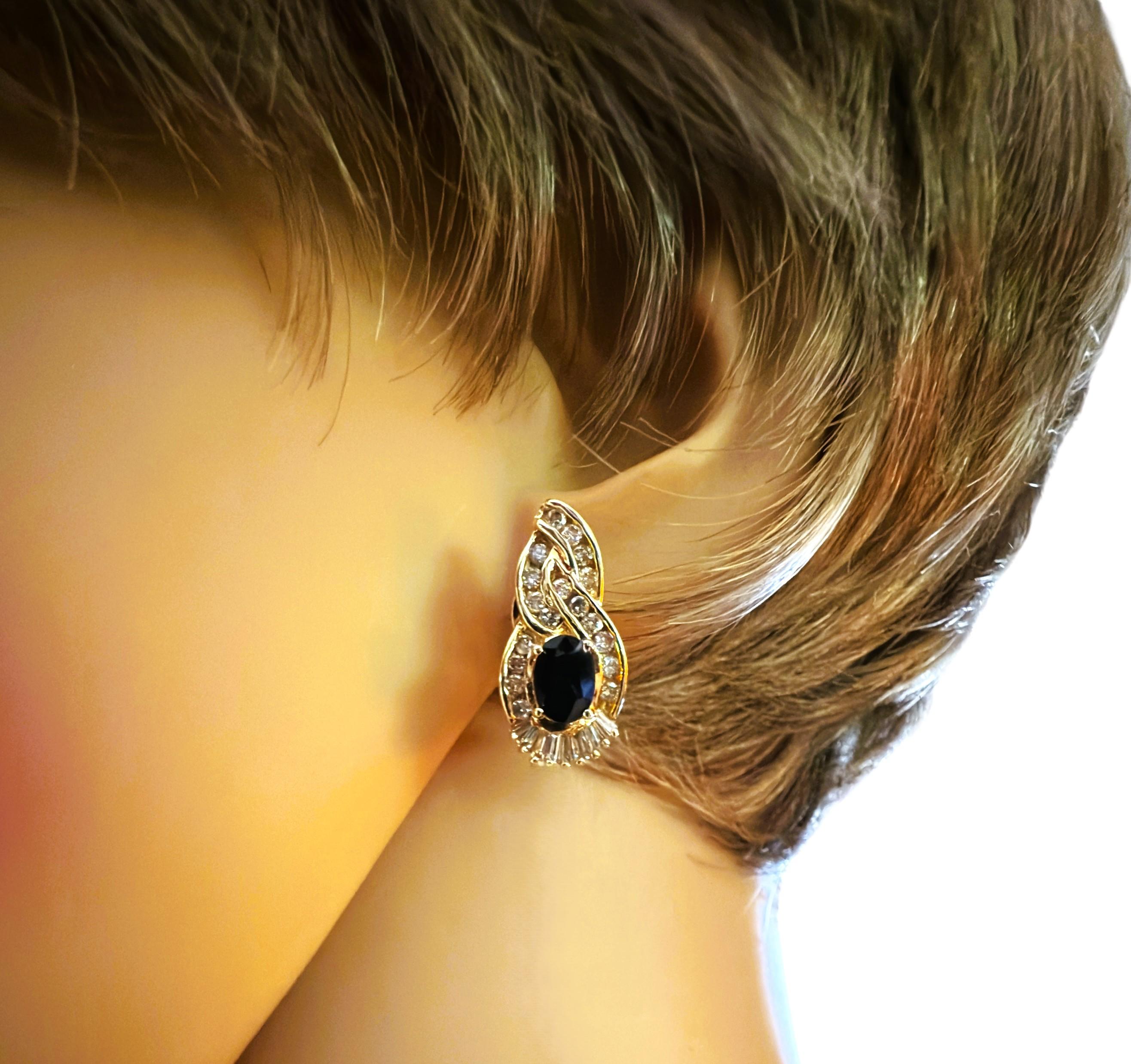 Taille brillant Boucles d'oreilles Omega en or jaune 14K avec saphir de 1,44 carat et diamant de 1,08 carat en vente
