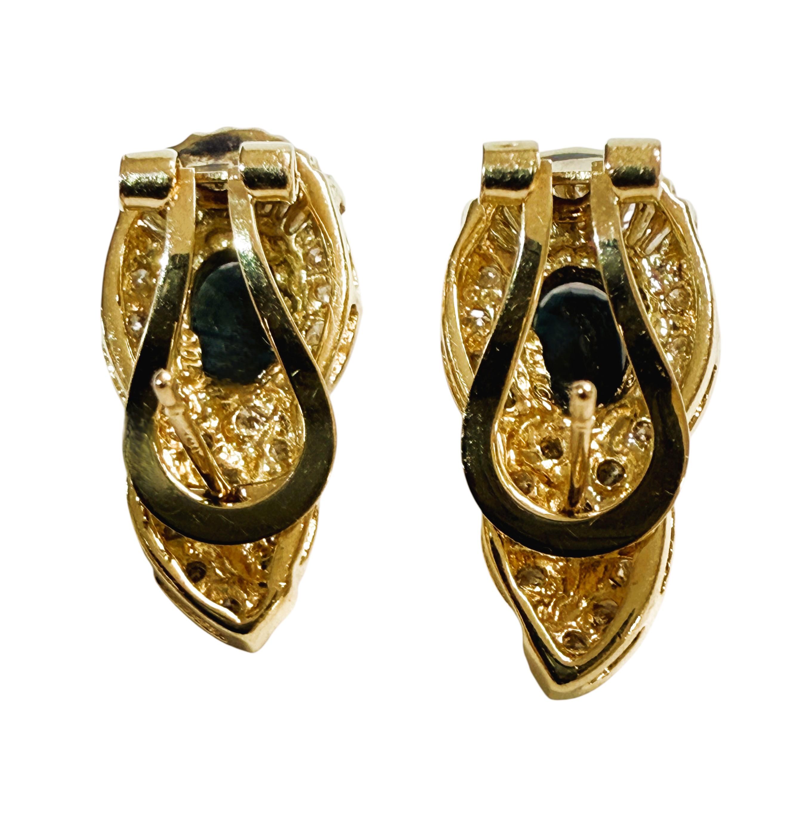 Boucles d'oreilles Omega en or jaune 14K avec saphir de 1,44 carat et diamant de 1,08 carat Excellent état - En vente à Eagan, MN