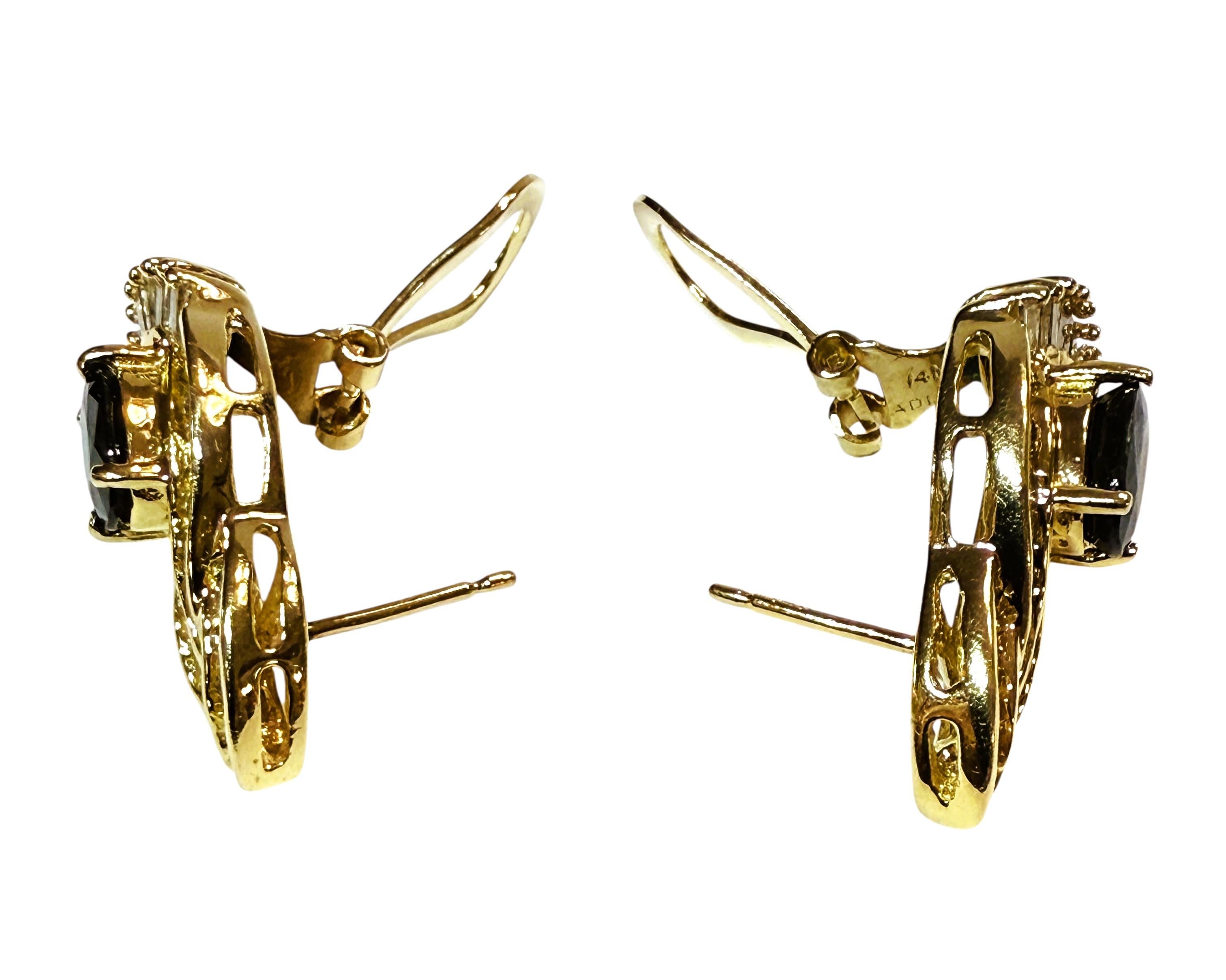 Boucles d'oreilles Omega en or jaune 14K avec saphir de 1,44 carat et diamant de 1,08 carat en vente 1