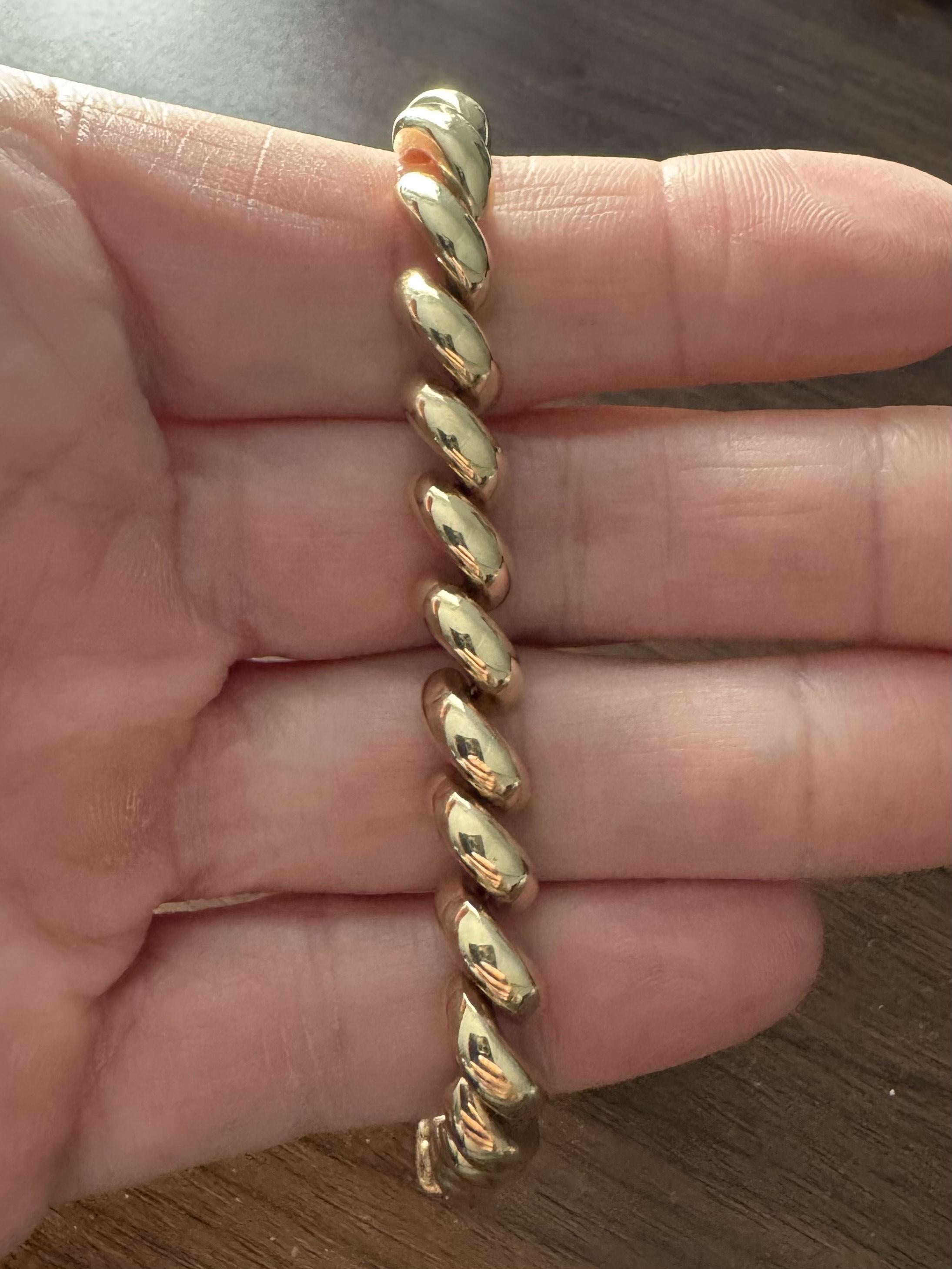 Zustand:  Ausgezeichneter Condit, Professionell gereinigt und poliert
Metall: 14k Gold (markiert und professionell getestet)
Gewicht: 14,6 g
Länge: 7 Zoll
Breite: 8 mm
Verschluss: Box Tab Insert mit Sicherheitsverriegelung
Markierungen: 