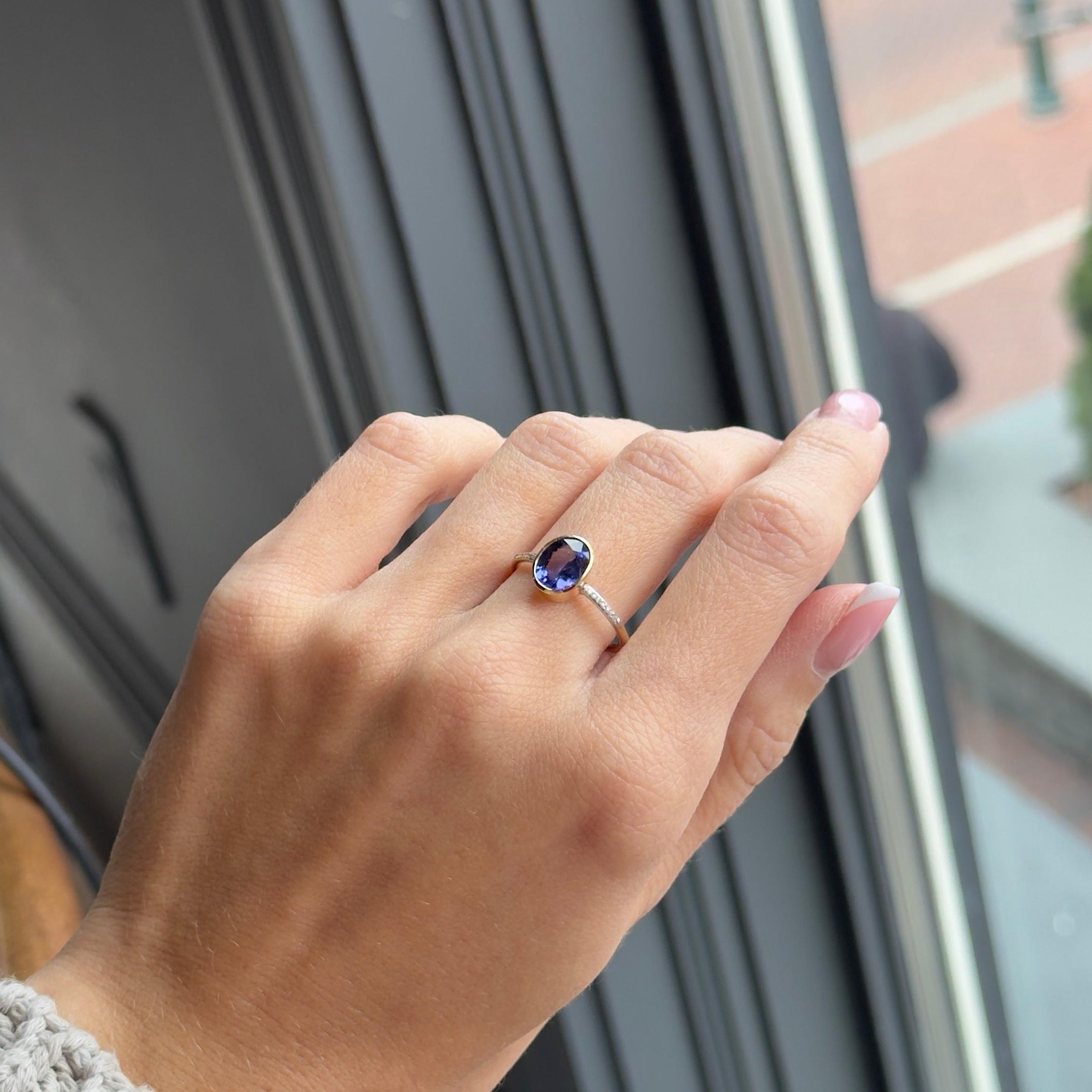Époque : New
Composition : Or jaune 14K
Pierre principale : Une Tanzanite naturelle ovale
Poids en carats : 1,47 carats au total
Pierres d'accentuation : Quatorze diamants ronds et brillants
Poids en carats : 0,13 carats
Couleur/Clarité : H-I /