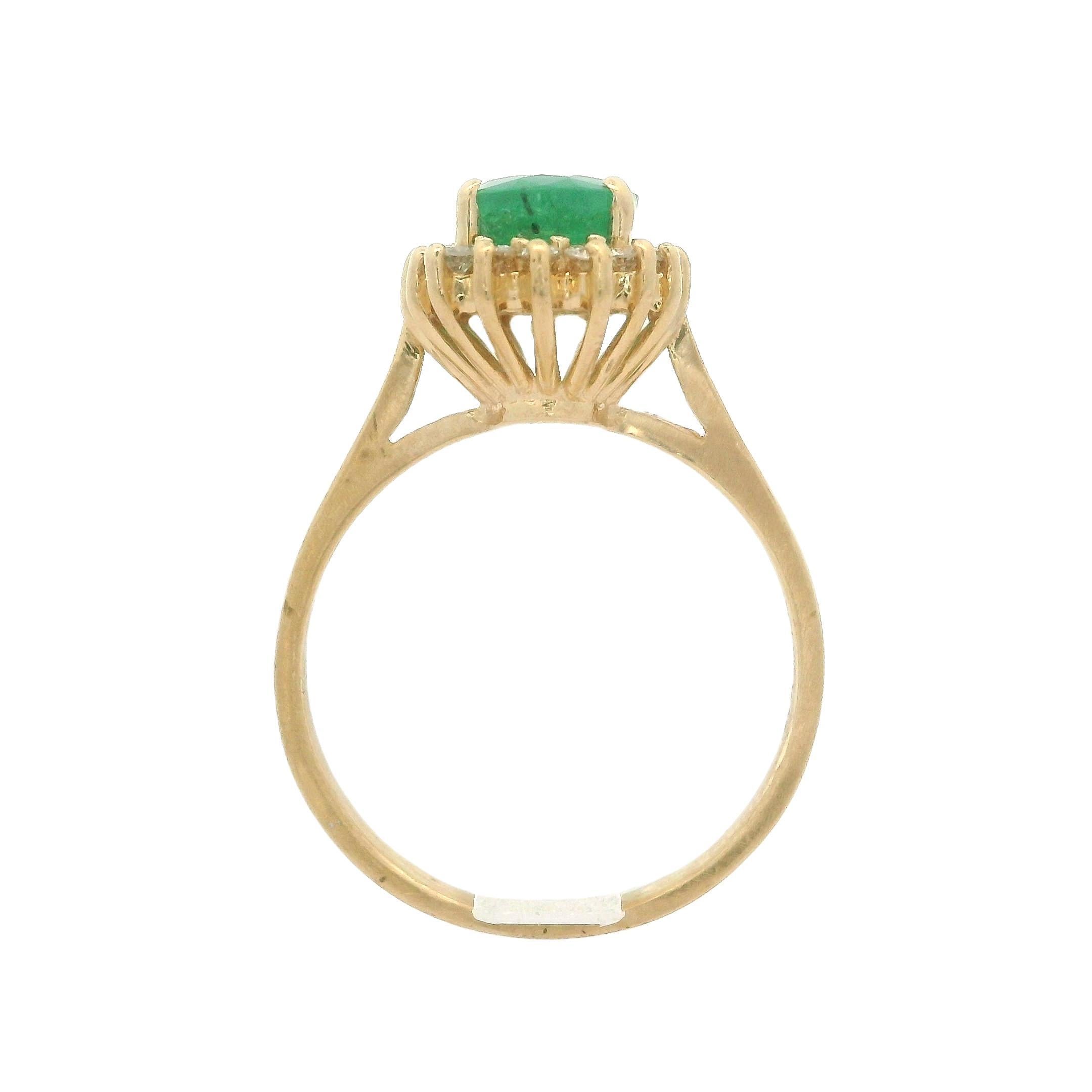 Bague en or jaune 14k 1.48ctw émeraude ovale avec halo de diamant fini brossé en vente 5