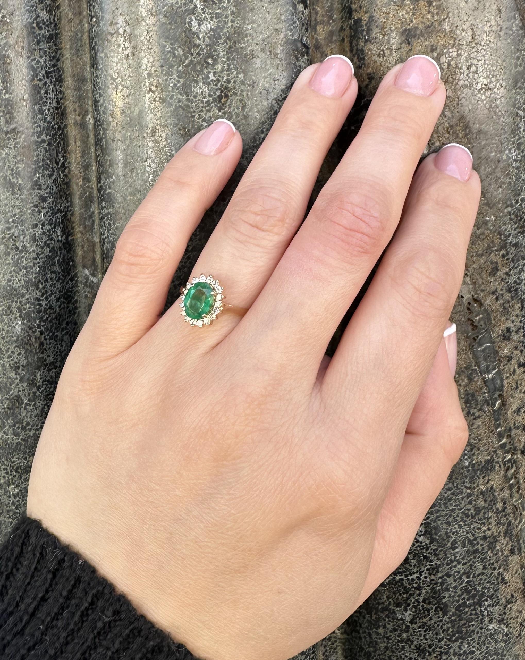 --Pierre(s) :...
(1) Émeraude véritable naturelle - taille ovale - sertie - couleur vert joyeux - 8.1x6mm - 1.3ct (approx.)
(18) Diamants naturels authentiques - taille ronde et brillante - sertis - couleur H/I - pureté VS1/VS2 - 0,18ctw