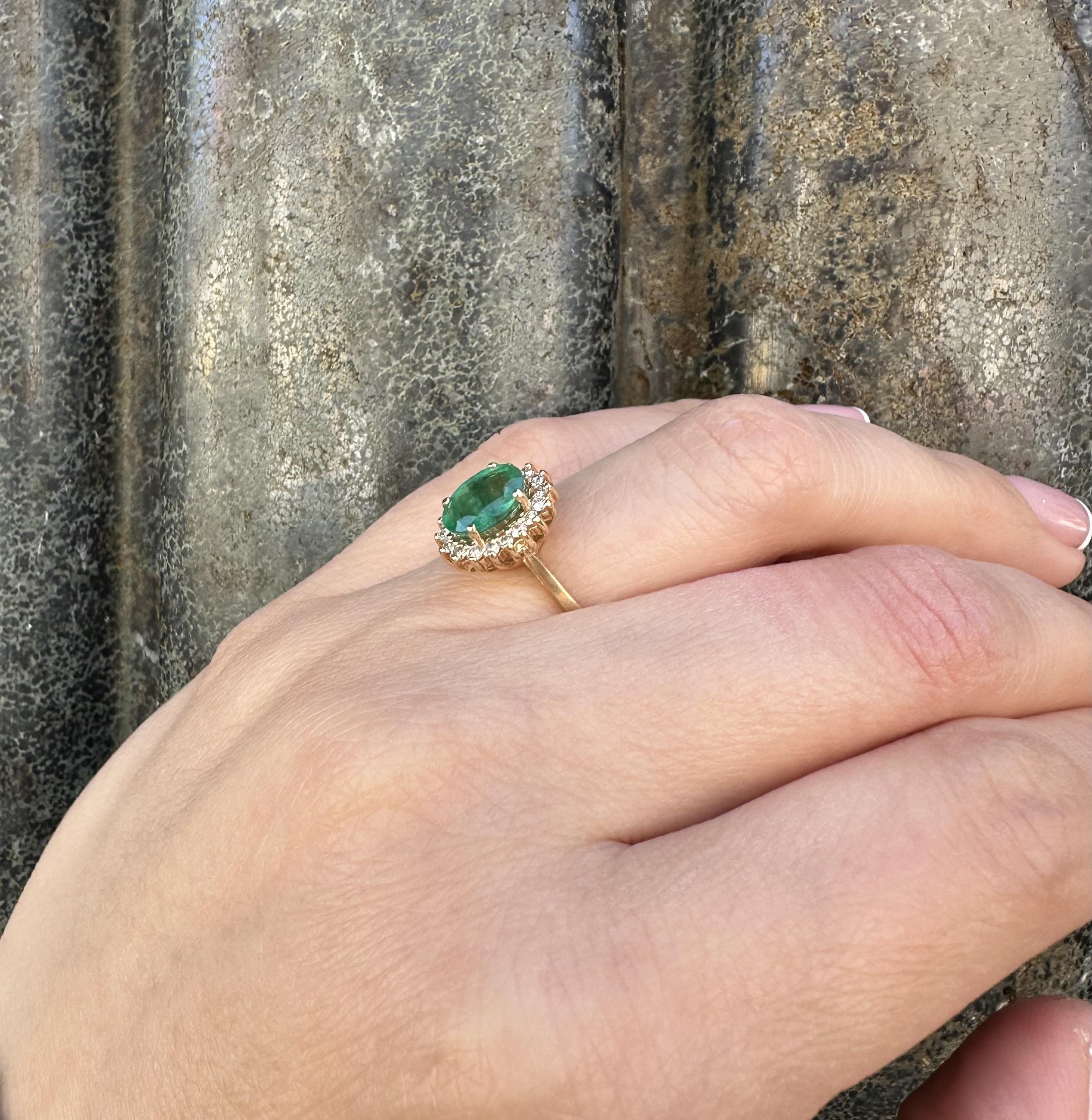 Taille ovale Bague en or jaune 14k 1.48ctw émeraude ovale avec halo de diamant fini brossé en vente