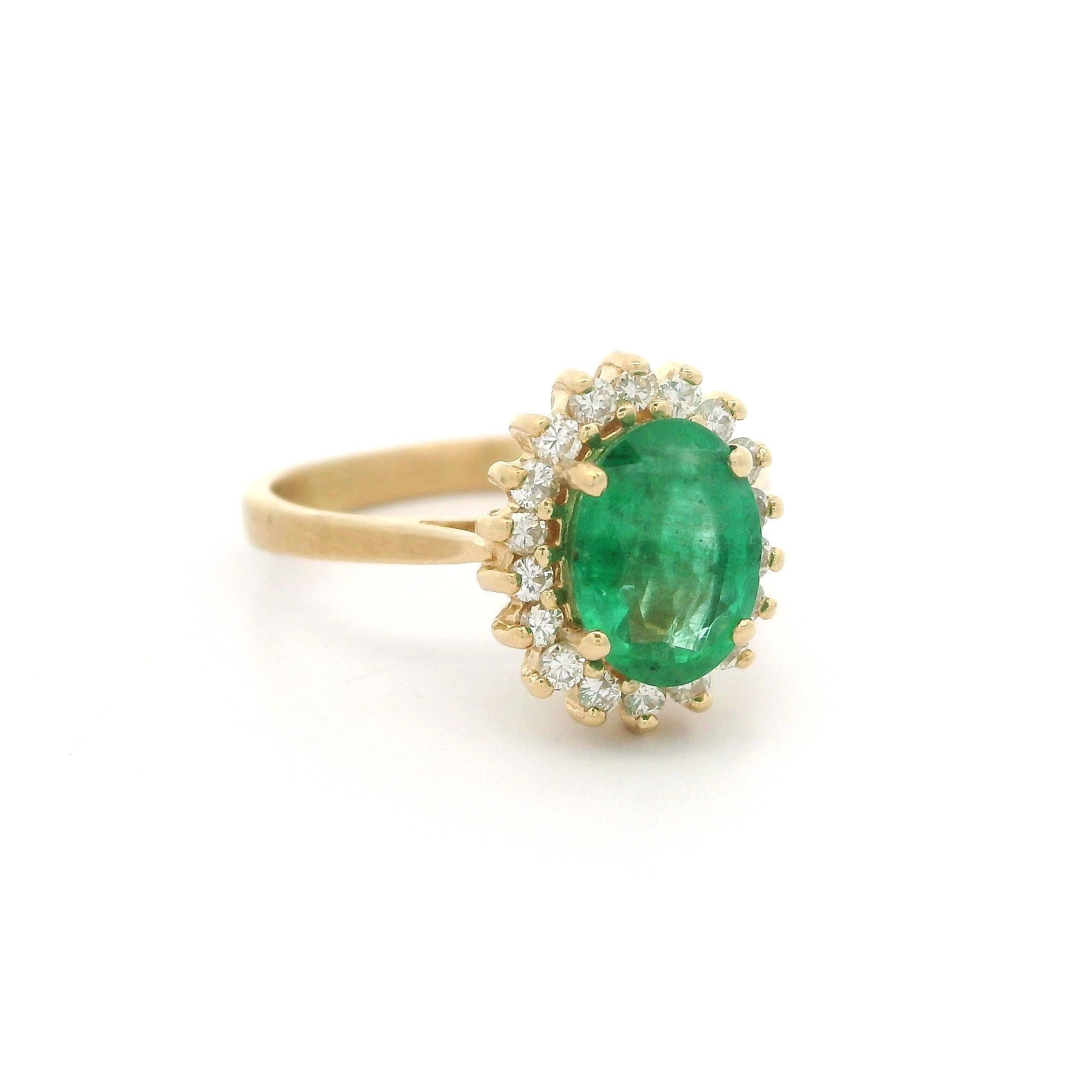 Bague en or jaune 14k 1.48ctw émeraude ovale avec halo de diamant fini brossé Pour femmes en vente