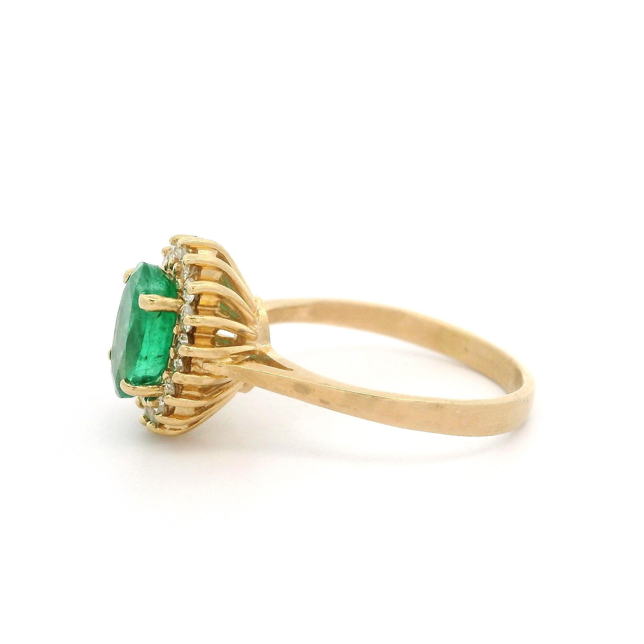 Bague en or jaune 14k 1.48ctw émeraude ovale avec halo de diamant fini brossé en vente 2