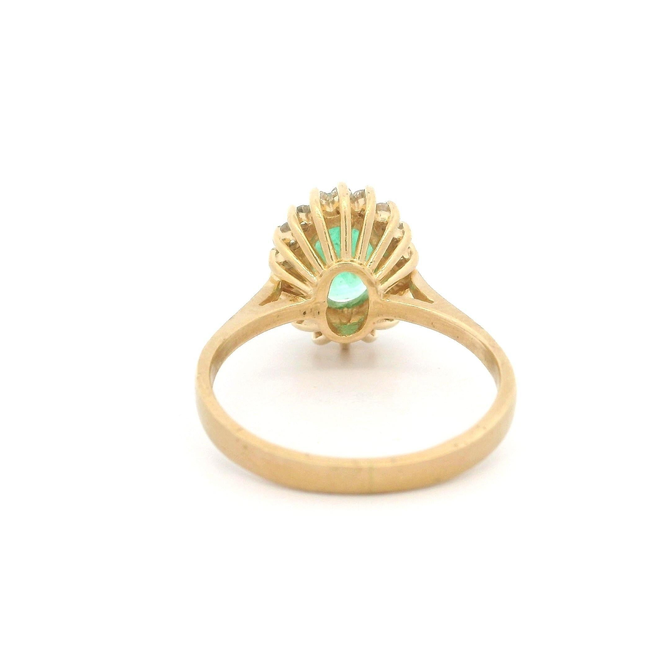 Bague en or jaune 14k 1.48ctw émeraude ovale avec halo de diamant fini brossé en vente 3