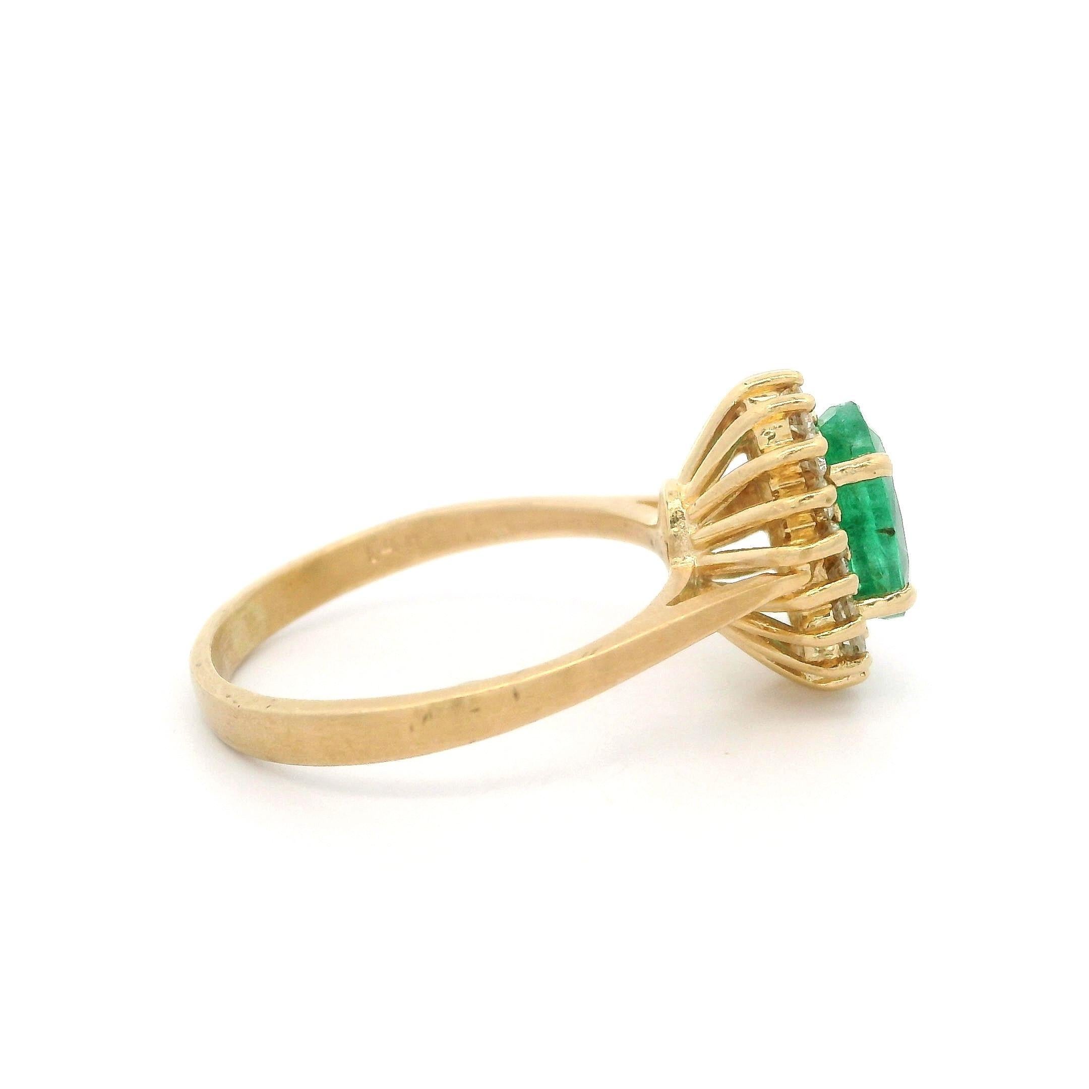 Bague en or jaune 14k 1.48ctw émeraude ovale avec halo de diamant fini brossé en vente 4