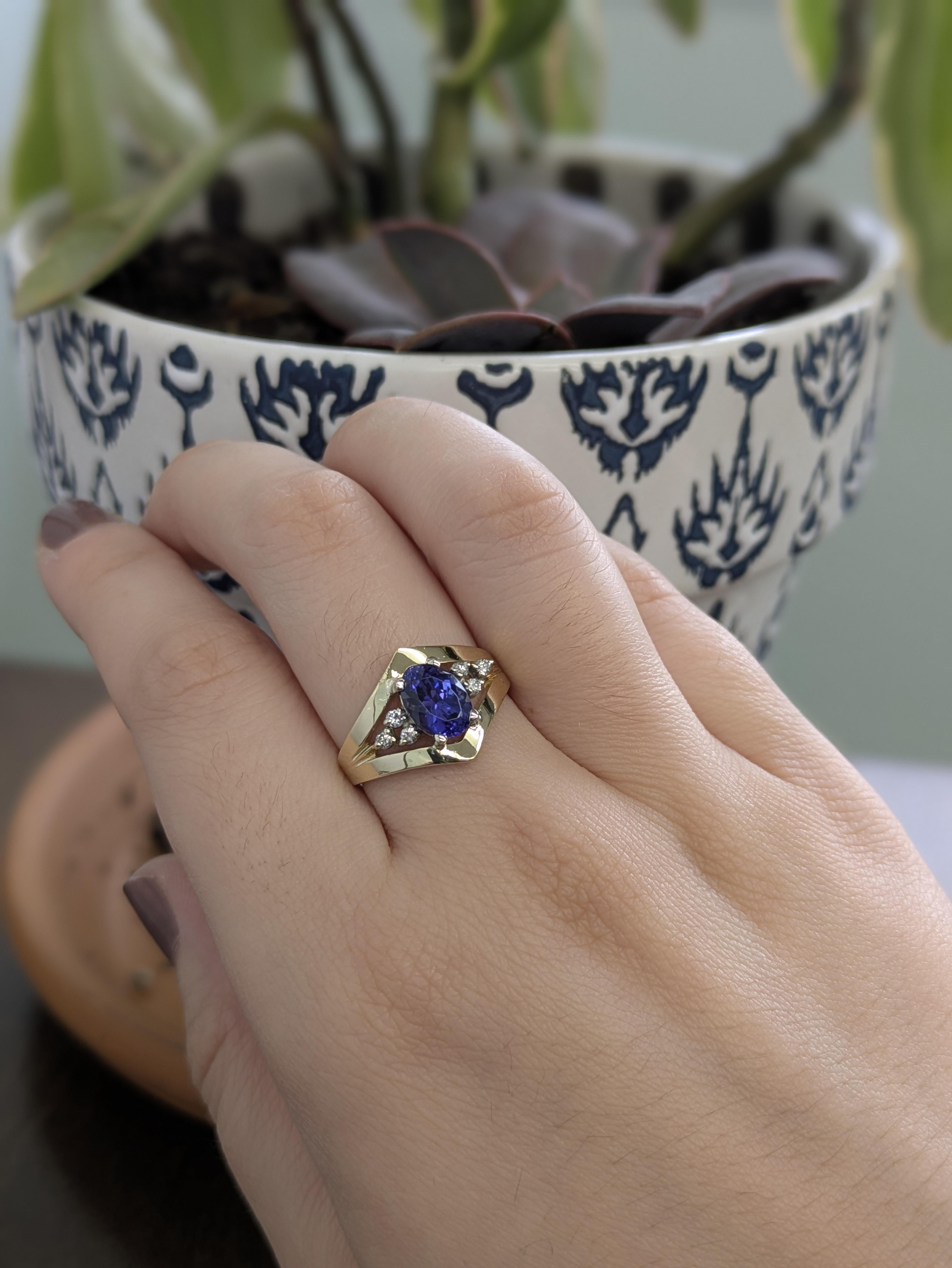 Offrez-vous un luxe raffiné avec cette bague en tanzanite de 1,4 carat, fabriquée avec soin en or jaune 14 carats. Des diamants naturels brillants ornent les épaules de la tige fendue, créant un contraste éblouissant avec la pièce centrale d'un bleu
