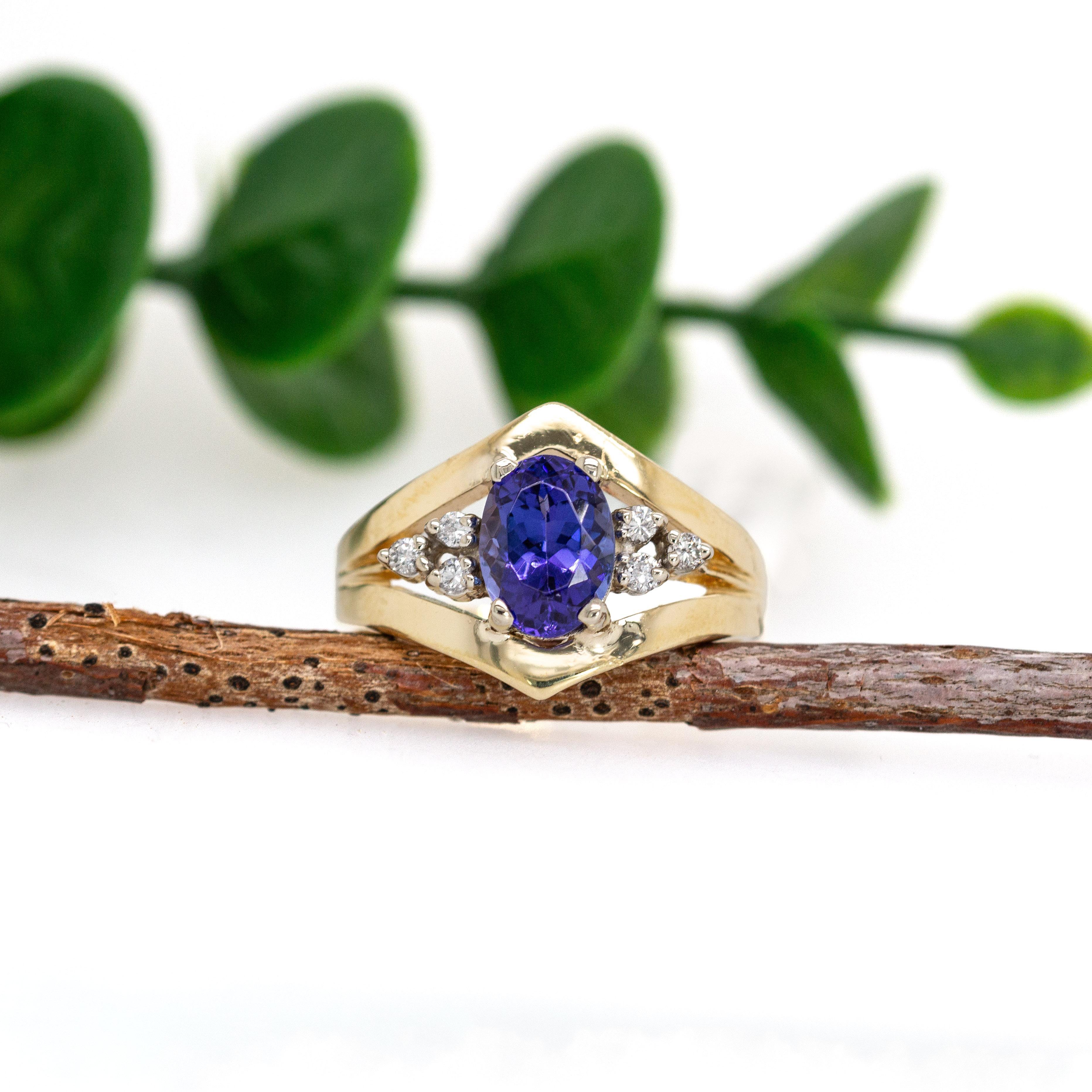 Moderne Bague en or jaune 14K 1.4cts Tanzanite et diamants naturels  OV 8x6mm en vente