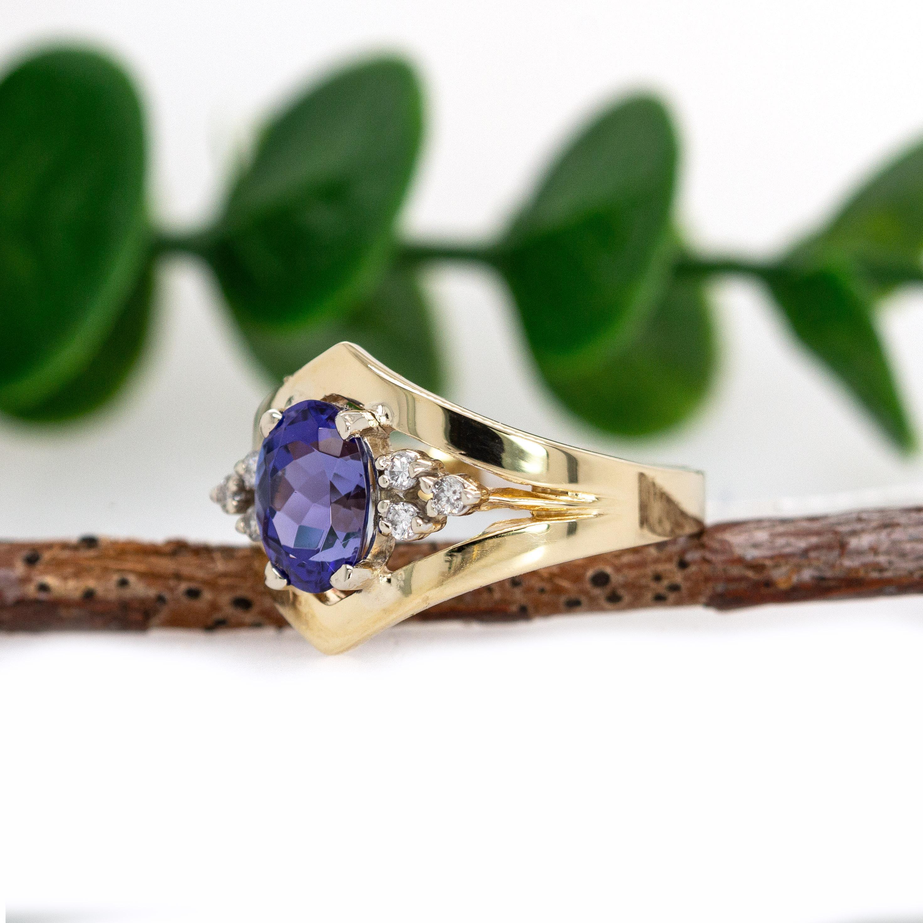 Taille ovale Bague en or jaune 14K 1.4cts Tanzanite et diamants naturels  OV 8x6mm en vente