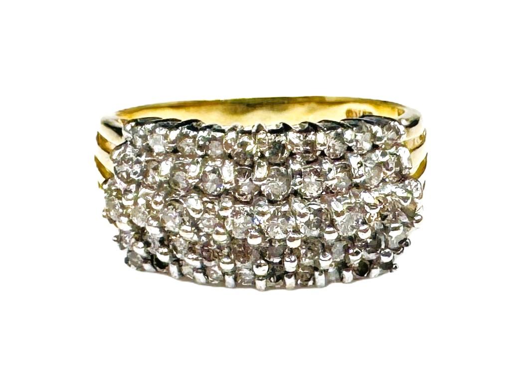 Es un anillo de diamantes precioso.  Hay 5 filas de diamantes talla brillante, 10 en cada fila, con un total de 50 diamantes.  Los diamantes son de 2 mm.  Lleva el sello 