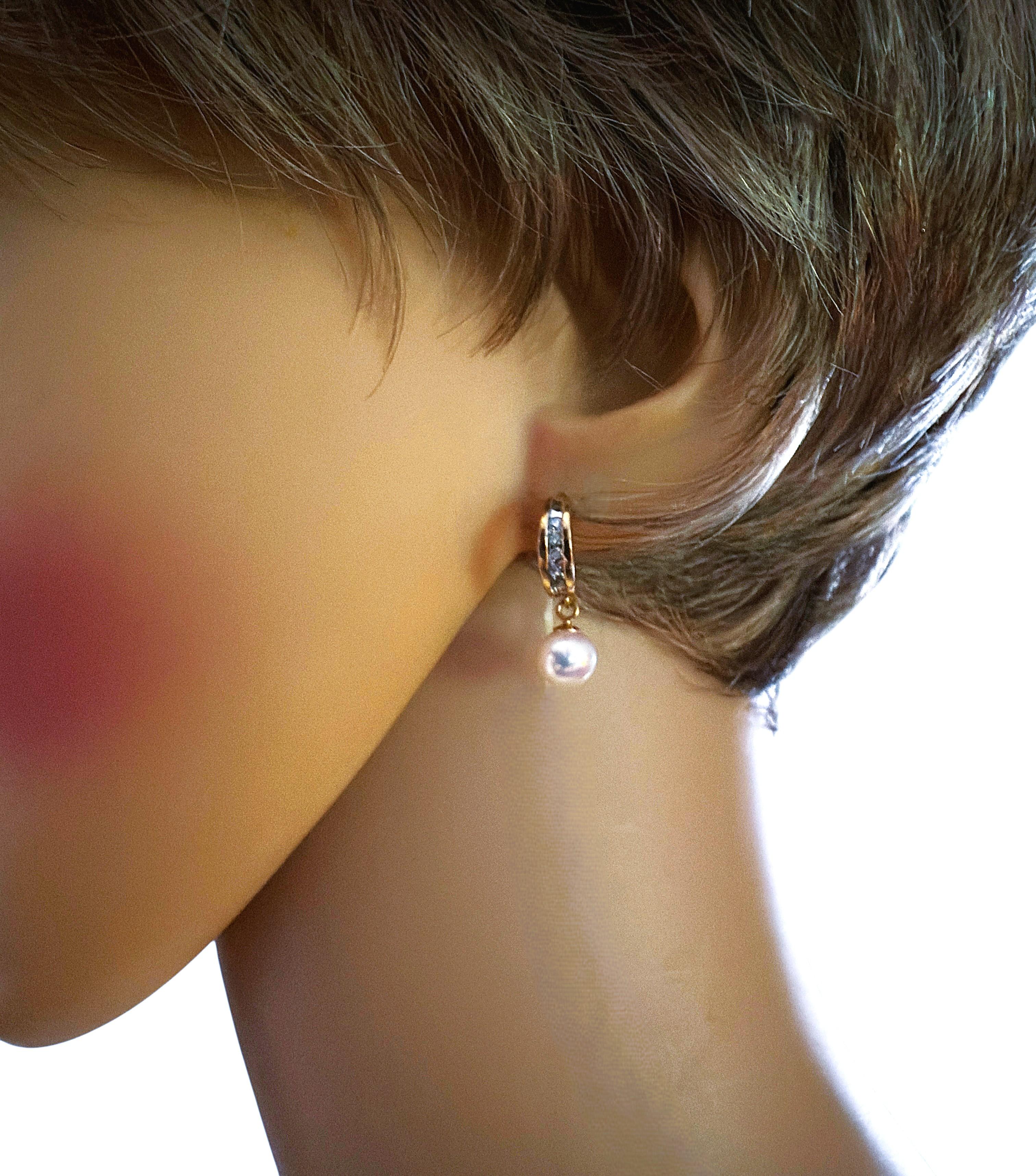 Il s'agit d'une paire classique de boucles d'oreilles en perles.  Elles comportent chacune 5 diamants taille brillant de 1,5 mm sur la tige et retiennent une perle d'eau douce de 7 mm.  Les perles sont rondes de 7 mm.  La tige des boucles d'oreilles
