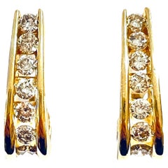 Pendientes de oro amarillo de 14 quilates de 1,5 quilates de diamantes brillantes en canal con dorso omega y tasación