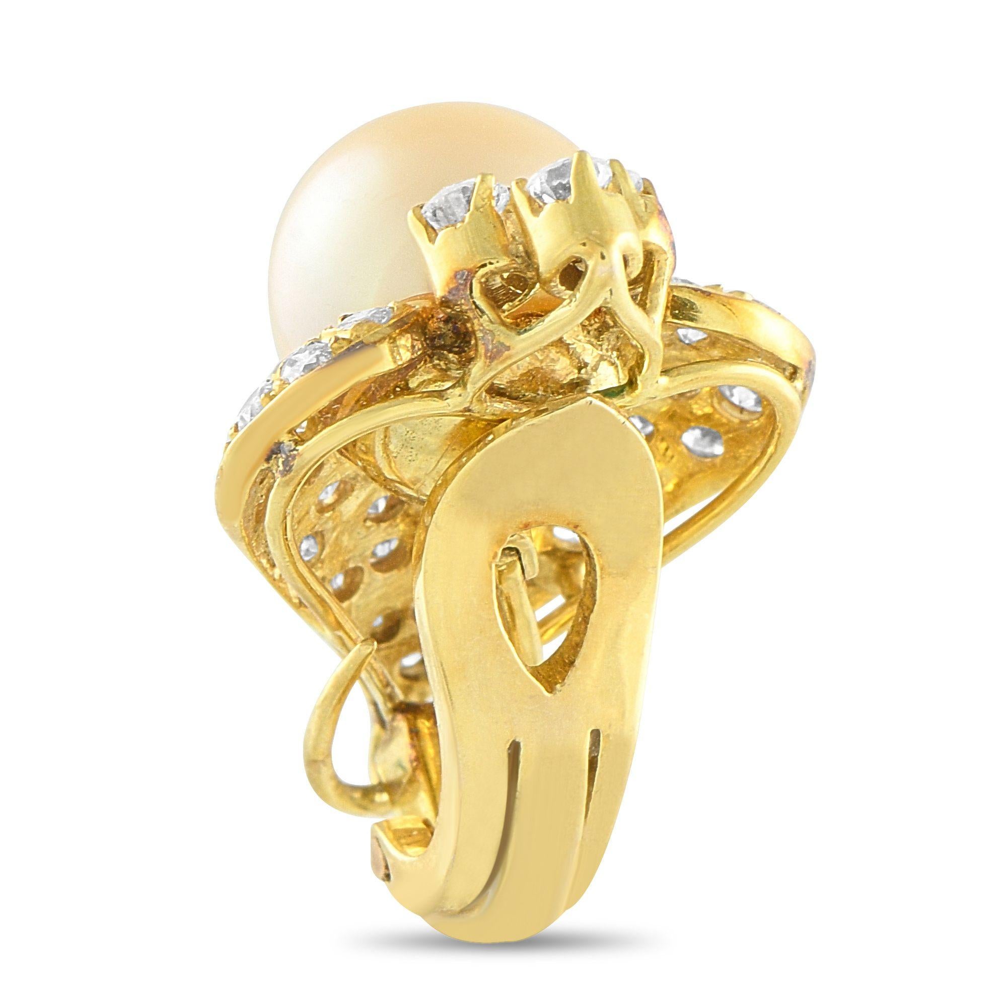 Ces boucles d'oreilles délicatement travaillées ne cesseront d'attirer la lumière. La monture en or jaune 14 carats est rehaussée par des diamants insérés totalisant 1,50 carats. Au centre, des perles dorées de 9,5 mm ajoutent de la chaleur et de la