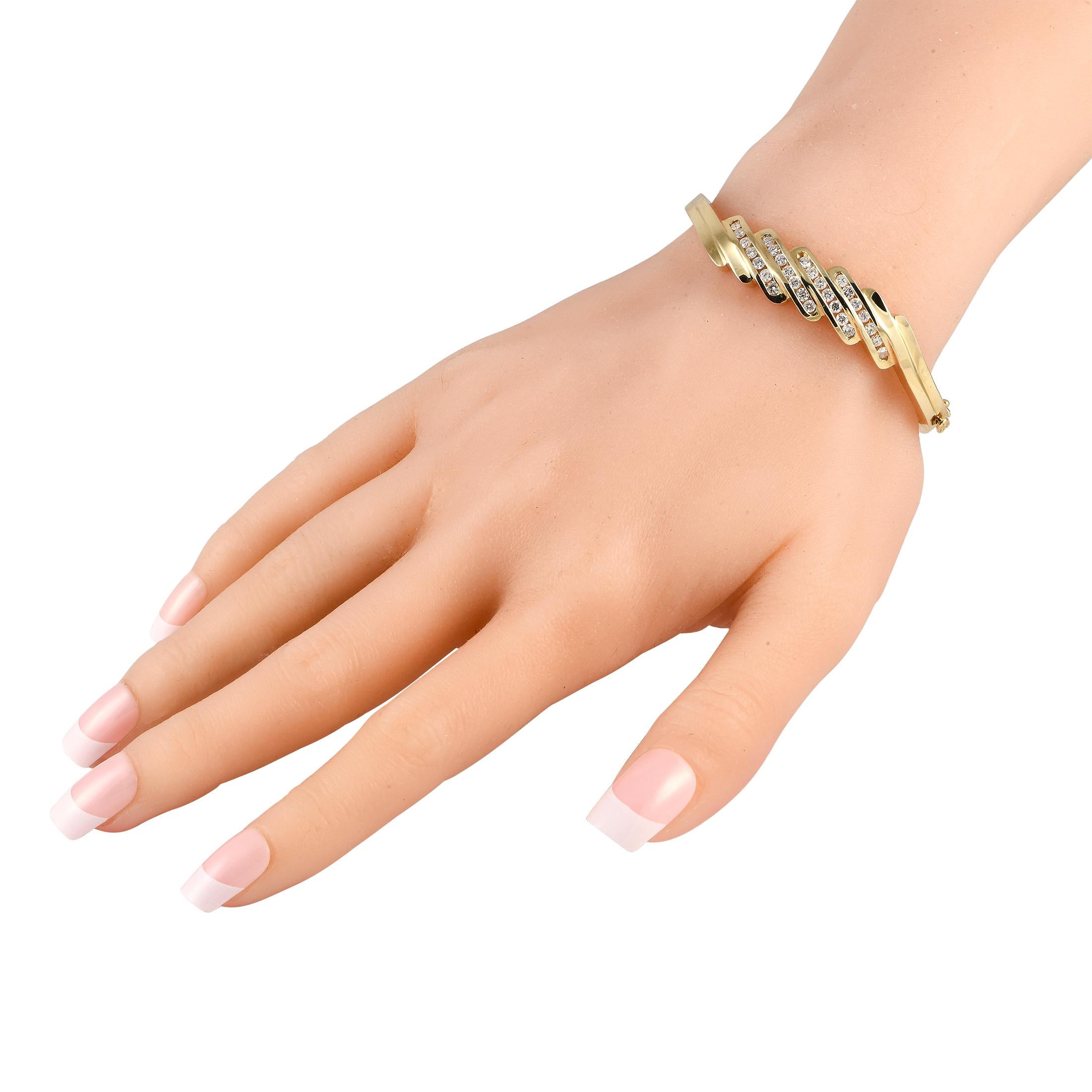 Solide, étincelant et saisissant, ce bracelet en or jaune avec quatre rangées de diamants peut rehausser n'importe quel look en un instant. Ce bracelet rigide et articulé pour le poignet est en or jaune 14 carats et est fixé par un fermoir à boucle.