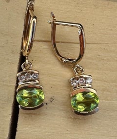 Ohrhänger aus 14-karätigem Gelbgold mit einem 1,50-Karat-Peridot und einem 1/4-Karat-Diamanten, mit Hebelverschluss