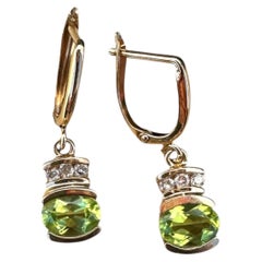 Ohrhänger aus 14-karätigem Gelbgold mit einem 1,50-Karat-Peridot und einem 1/4-Karat-Diamanten, mit Hebelverschluss