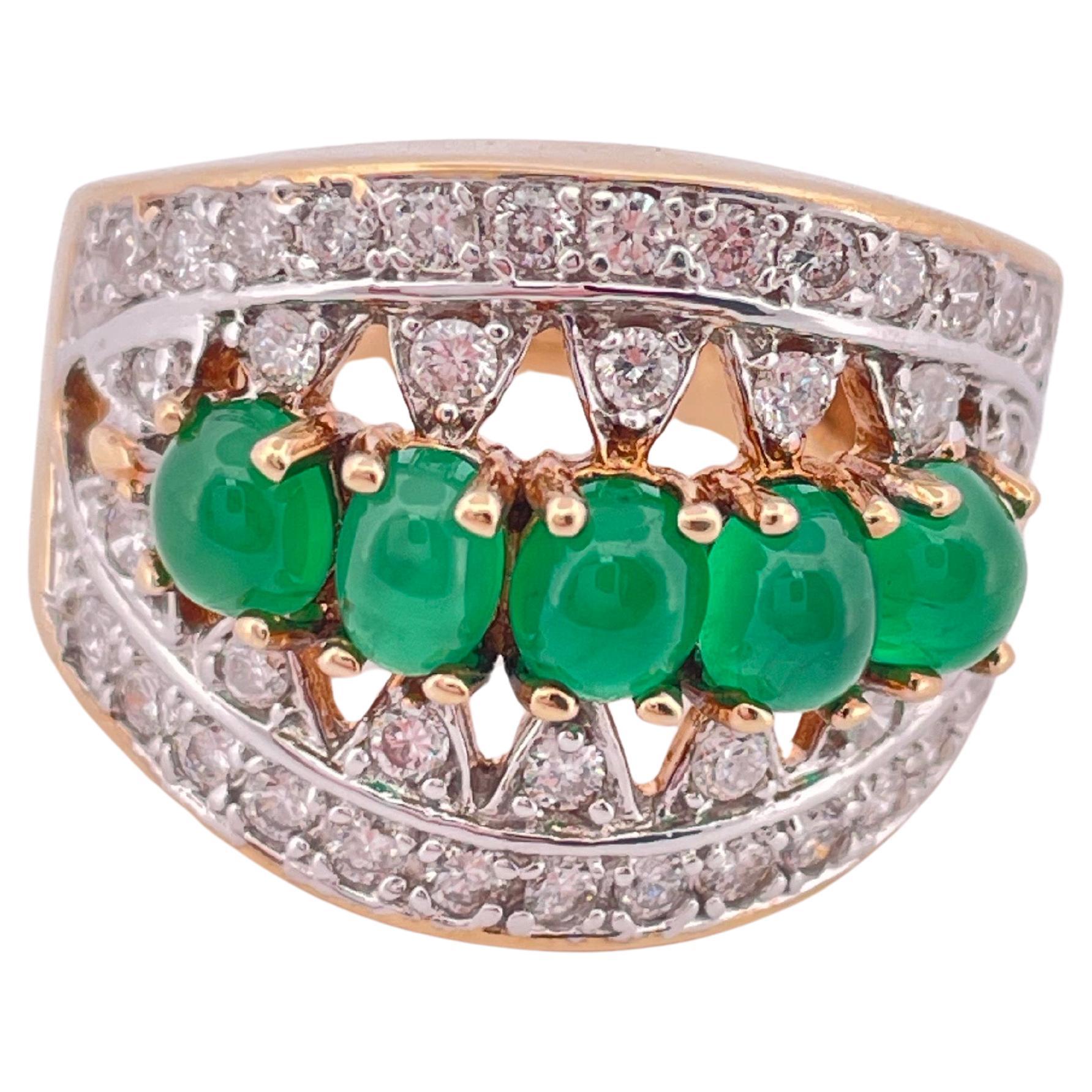 Este llamativo anillo presenta un diseño atrevido y elegante, con aproximadamente 1,50 quilates de peso total de vibrantes esmeraldas cabujón, ingeniosamente dispuestas en una fila horizontal. Cada esmeralda está engastada en cálidas garras de oro