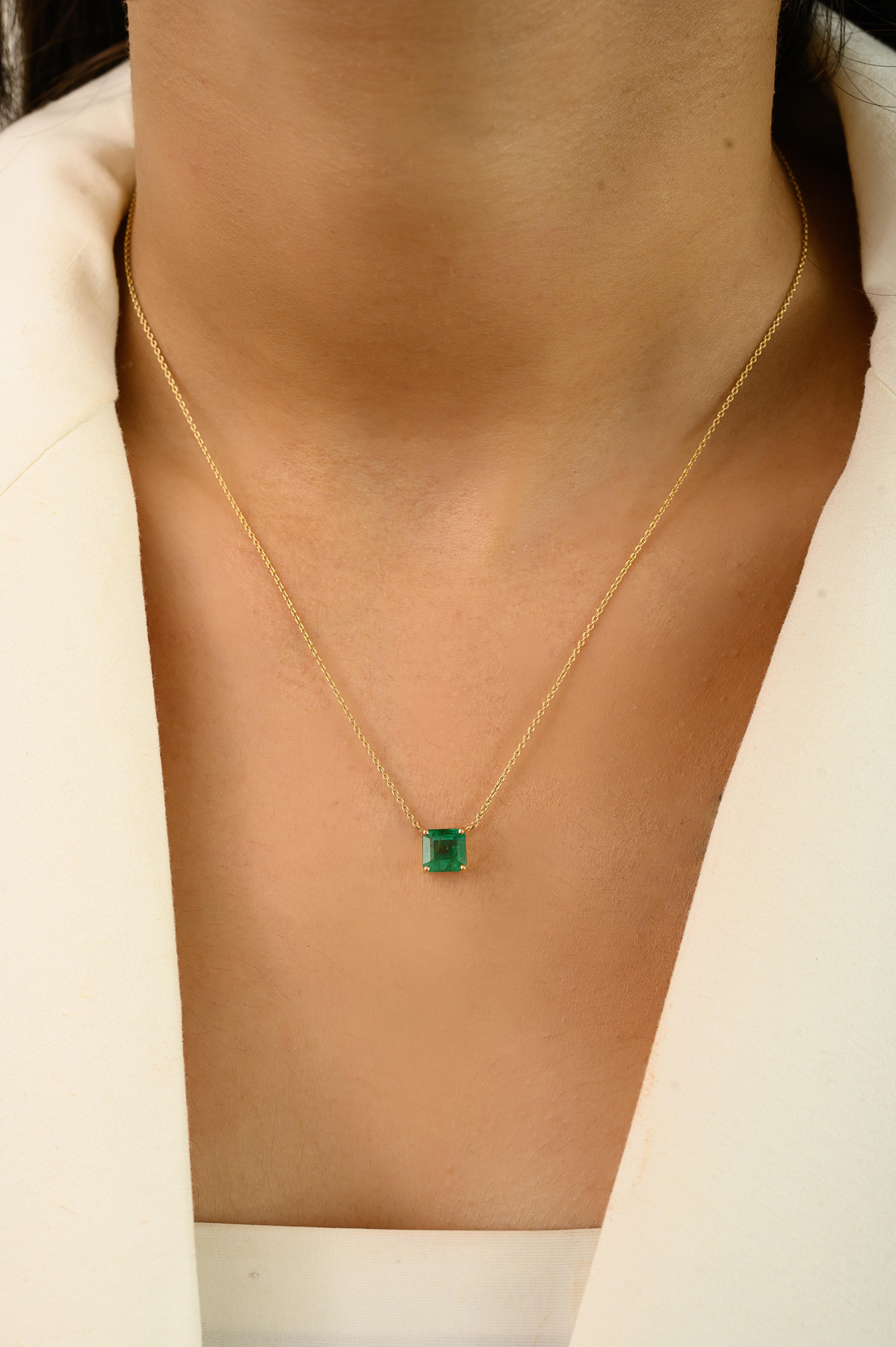 Naturellement orné d'une émeraude naturelle de taille carrée de 1,51 carat, cet élégant collier pendentif est réalisé en or jaune 14 carats massif. L'émeraude d'un vert éclatant est sertie dans une monture minimaliste à quatre griffes, parfaite pour