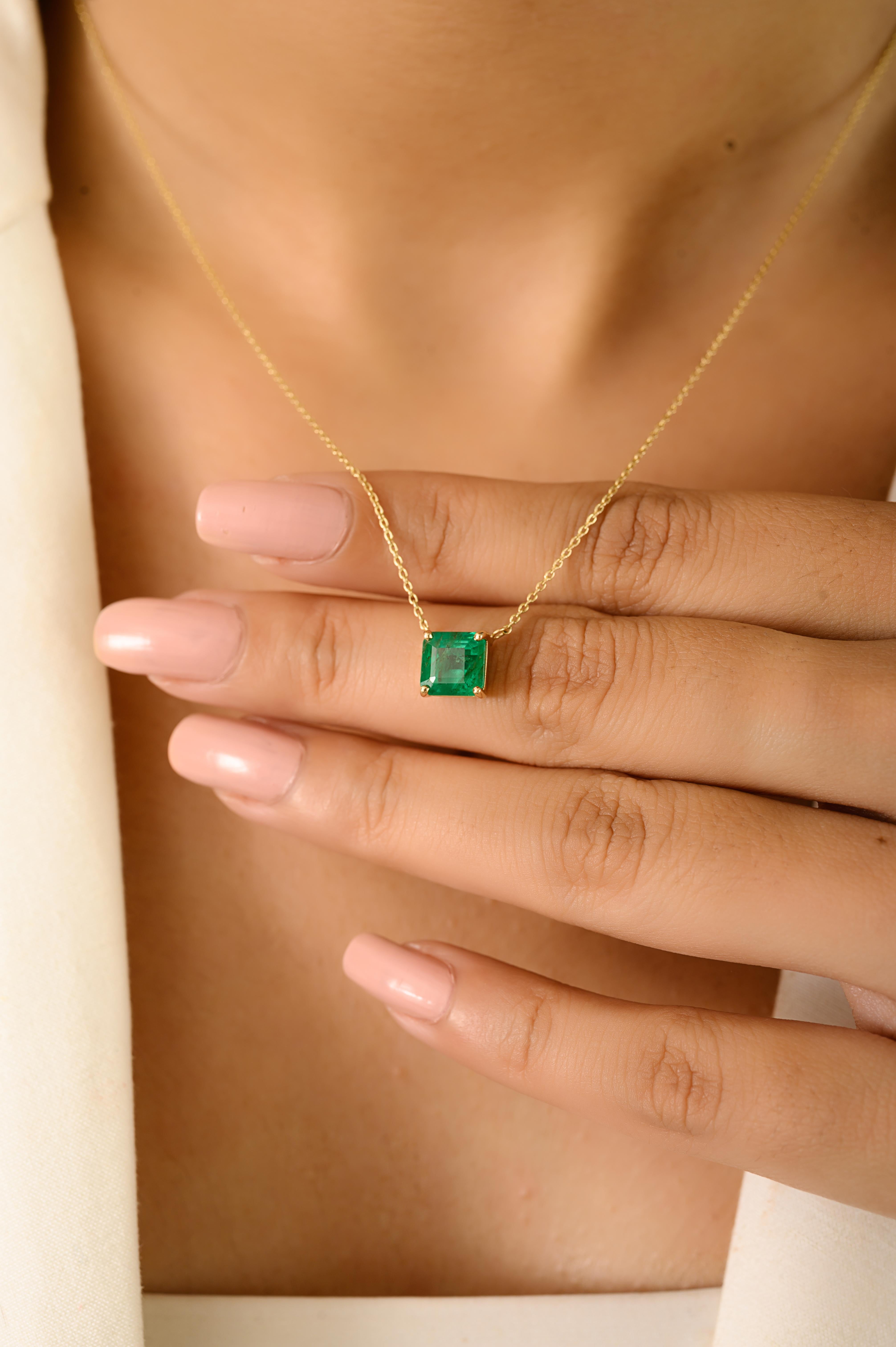 Women's 14K Yellow Gold 1.51 CTW Square-Cut Natural Emerald Solitaire Chain Necklace For Sale