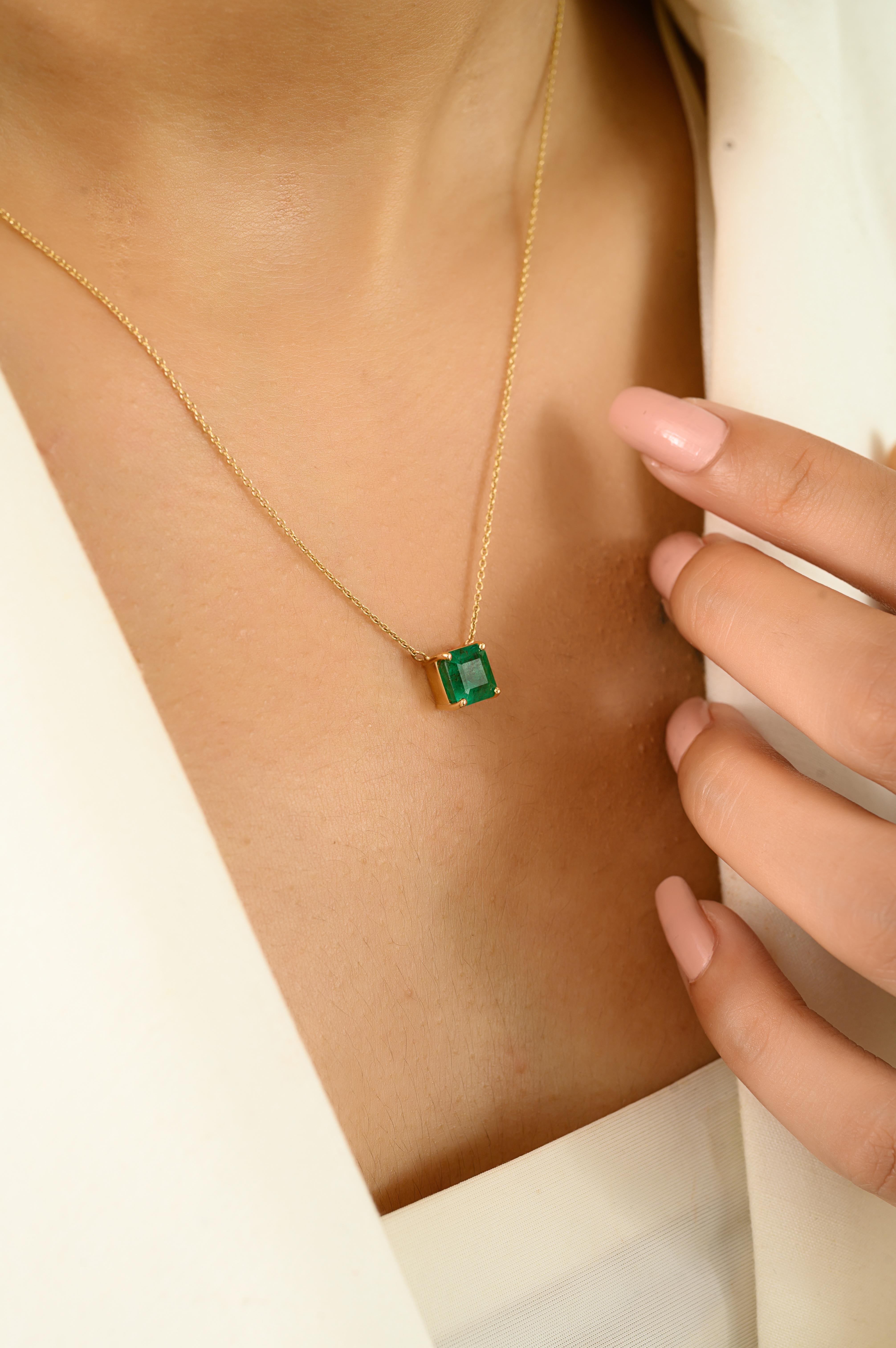 14K Yellow Gold 1.51 CTW Square-Cut Natural Emerald Solitaire Chain Necklace For Sale 2
