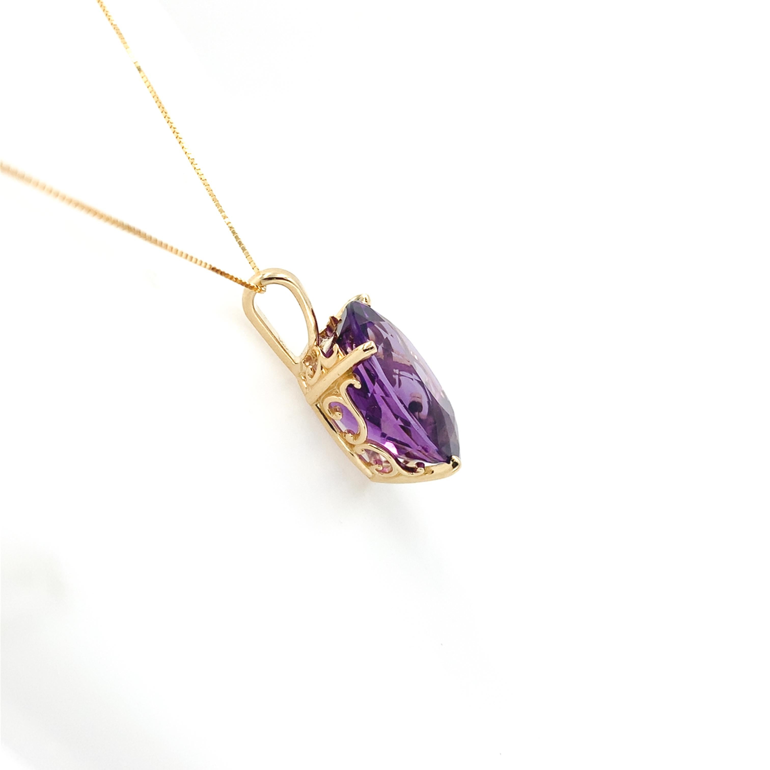 Pendentif en or jaune 14 carats orné d'une améthyste de taille ovale. L'améthyste est de couleur violet moyen. L'améthyste pèse 15,38 carats et mesure environ 19 mm x 14 mm. Le pendentif mesure un peu plus d'un pouce de long avec la bague et est