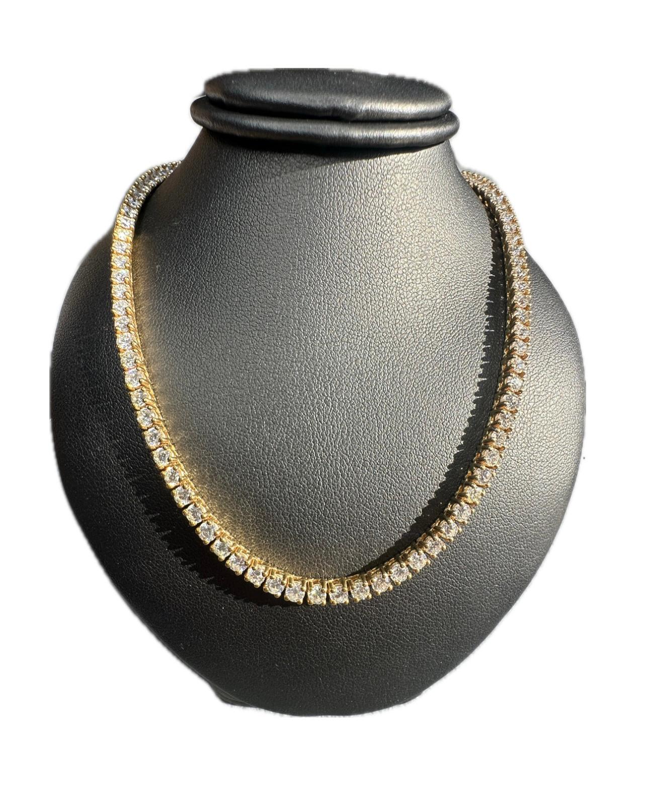 Ce superbe collier de tennis en or jaune 14 carats est une véritable attraction, avec 155 diamants ronds de taille brillant, chacun d'environ 0,10 carat, pour un total d'environ 15,5 carats. Les diamants sont de couleur F-G et de pureté VS2, offrant
