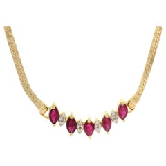 Collar de cadena de eslabones en espiga en V de 1,56 ct de rubíes y diamantes en oro amarillo de 14k